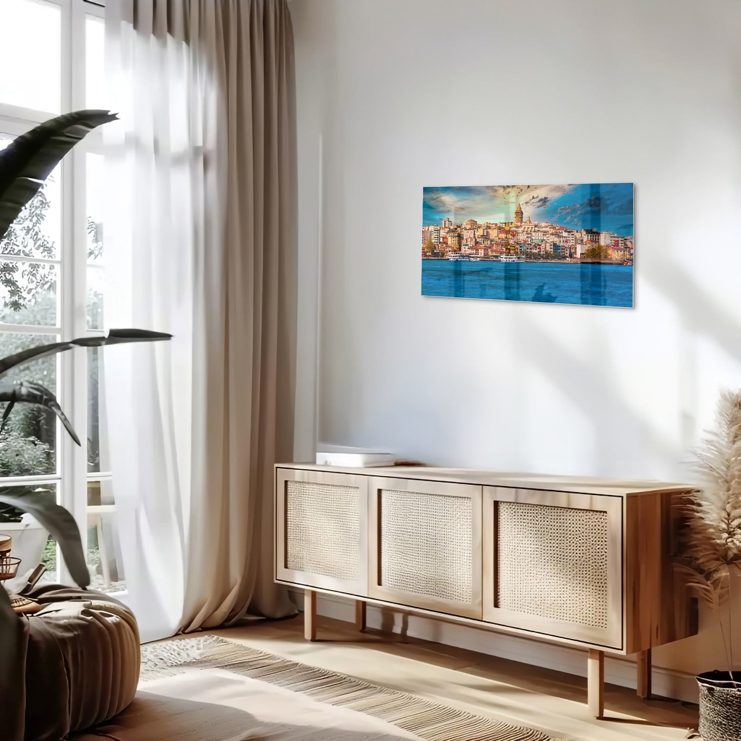 Glazen schilderij van een stad aan zee met kleurrijke gebouwen.