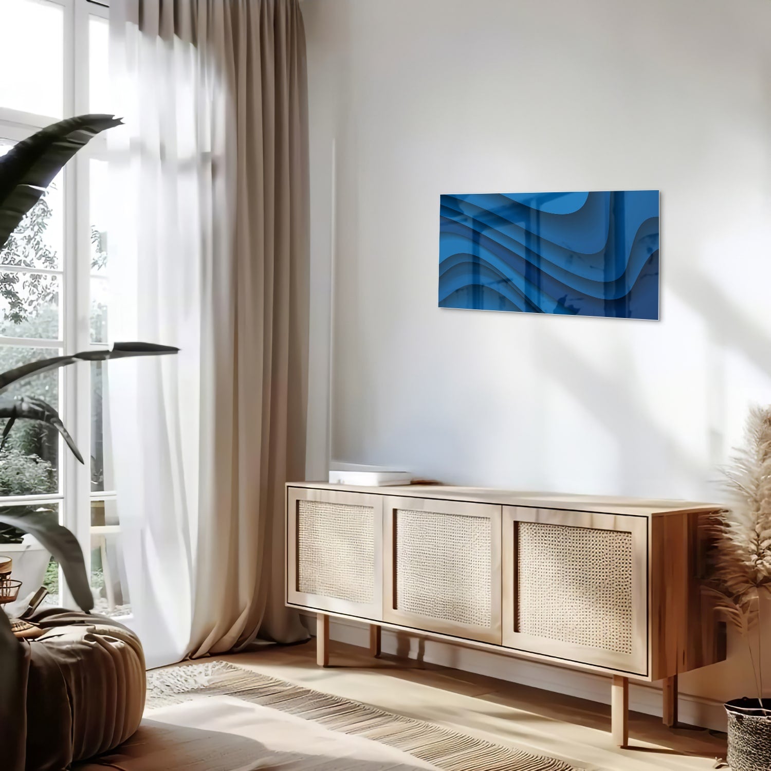 Modern glazen schilderij in abstracte blauwtinten op een muur.
