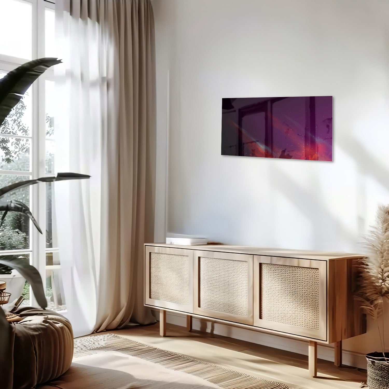 Een kleurrijk glazen schilderij met abstracte vormen in een moderne woonkamer.