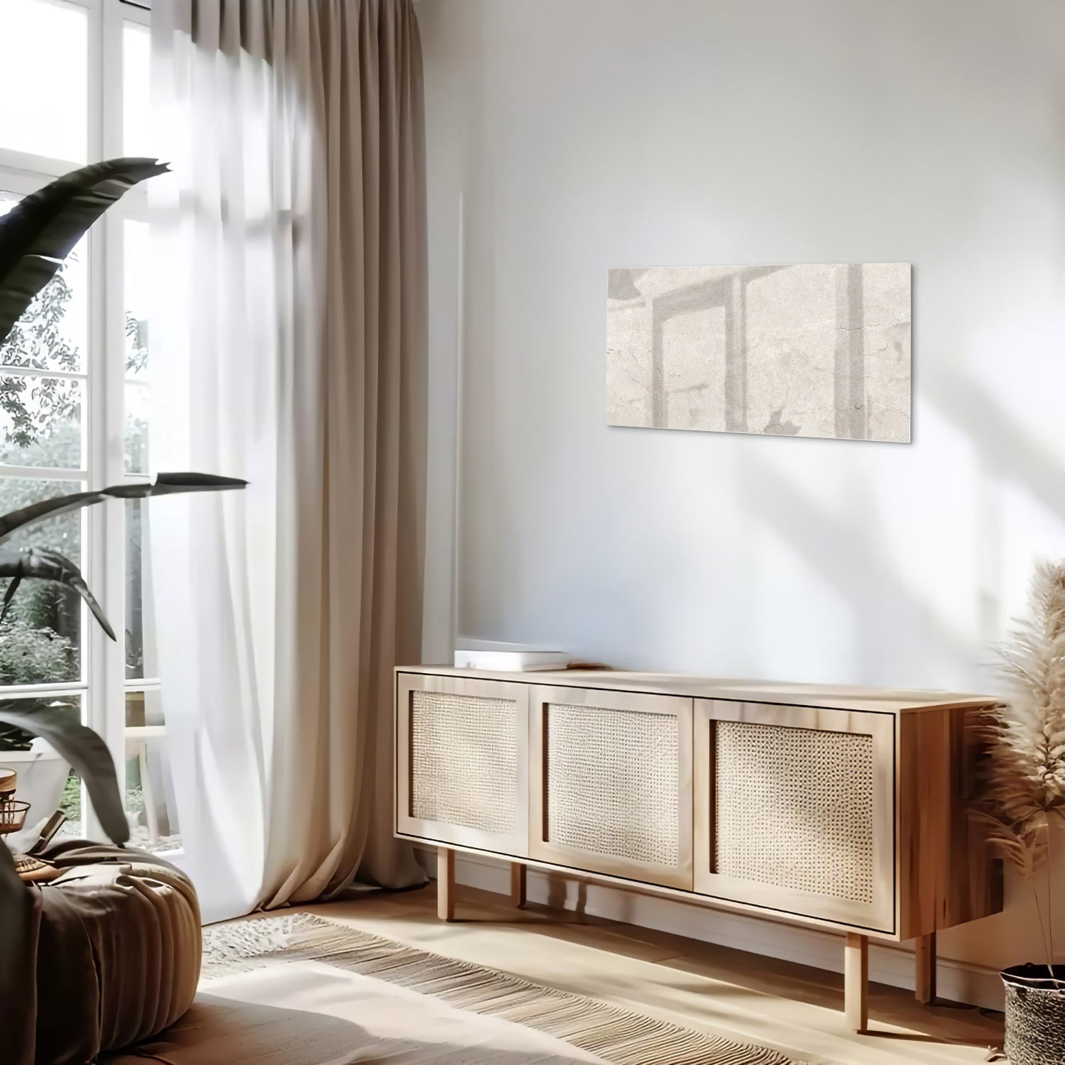 Elegant glazen schilderij met schaduwdetails aan een muur in een moderne woonkamer.