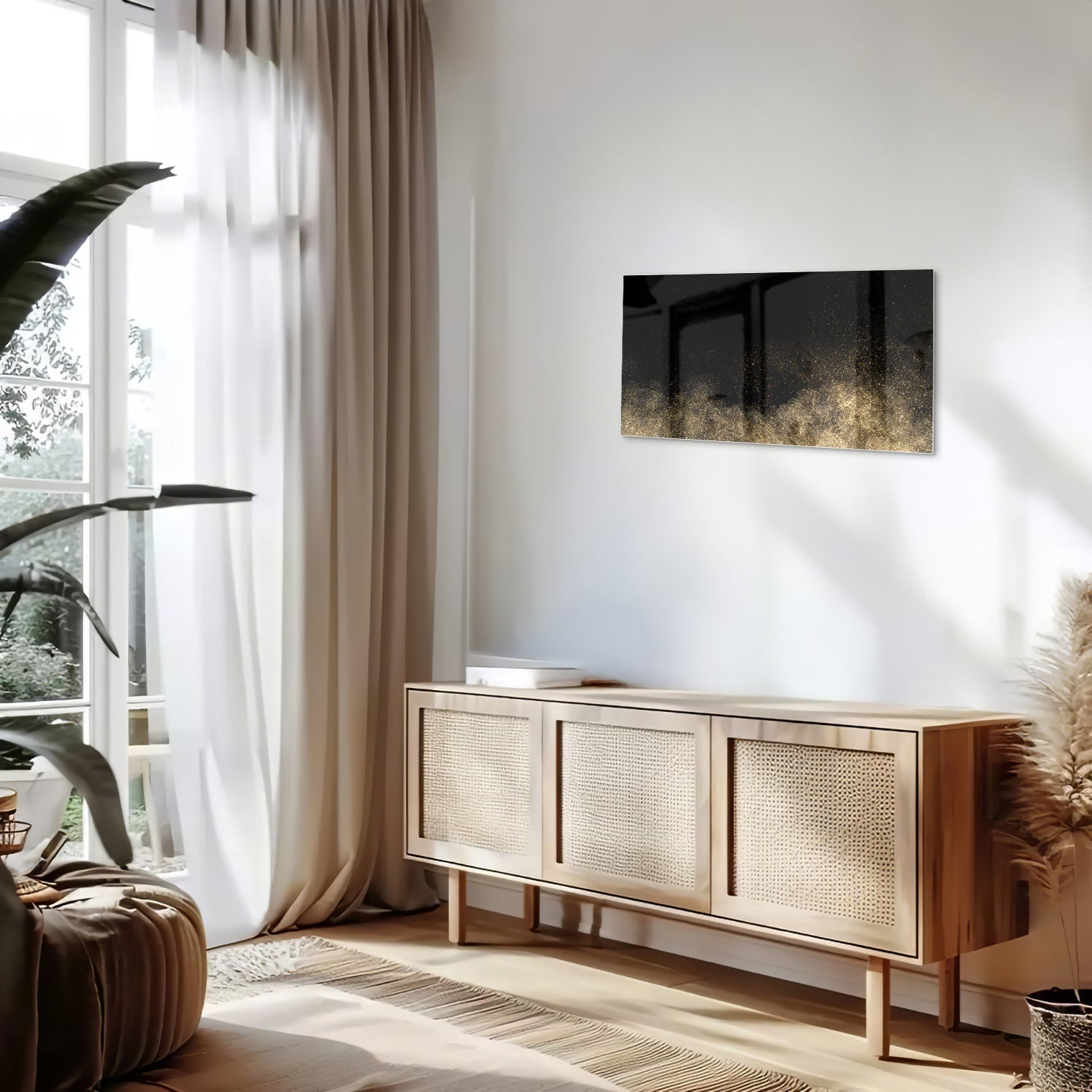 Glazen schilderij met zwarte achtergrond en gouden accenten aan de muur