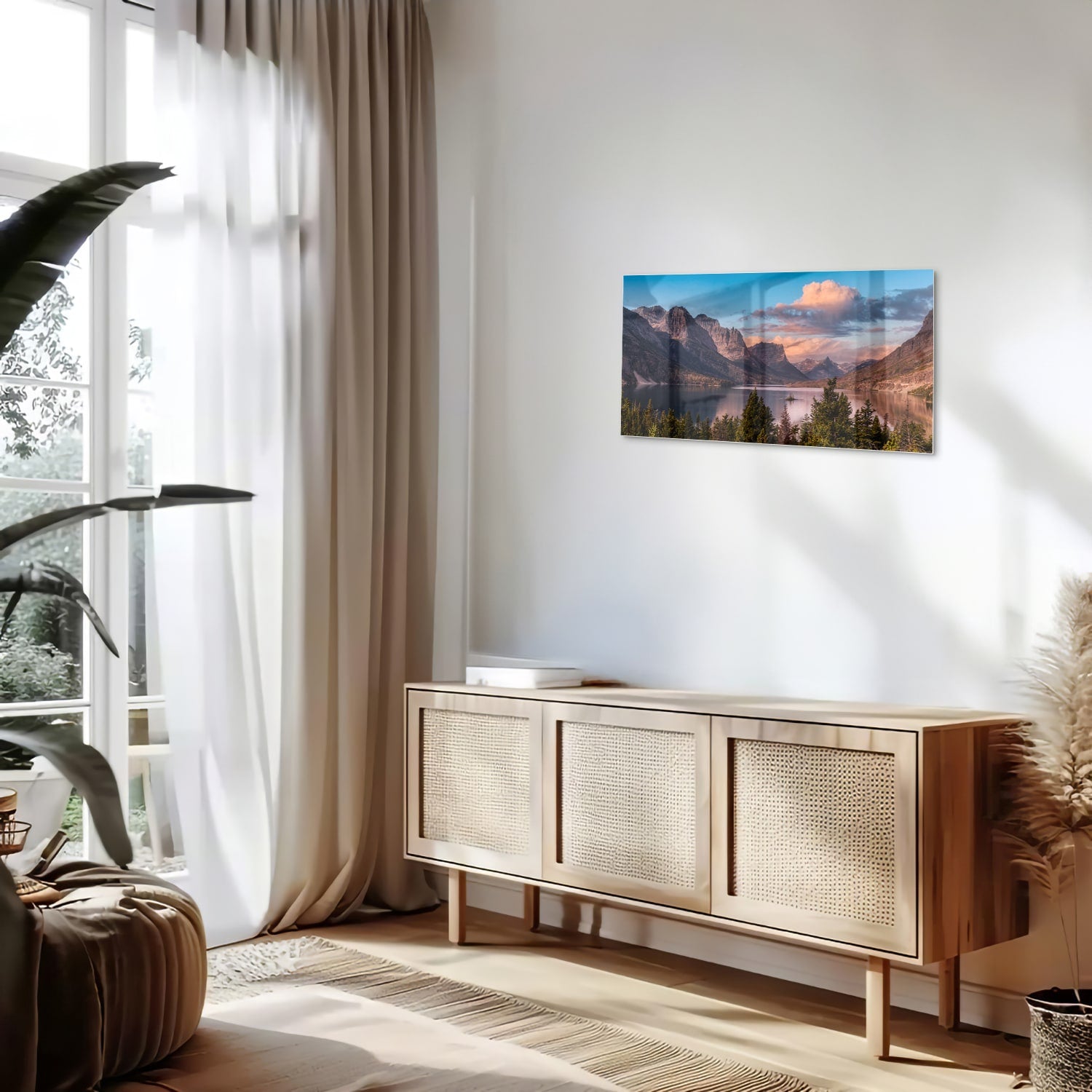 Glazen schilderij van bergen bij zonsopgang in een lichte woonkamer.