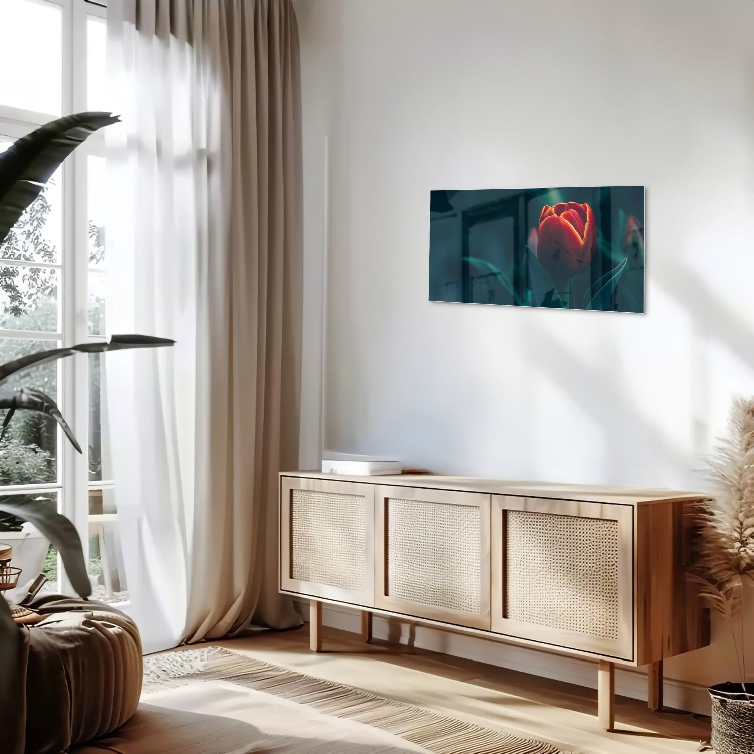 Glas schilderij van een rode tulp aan de muur in een modern interieur