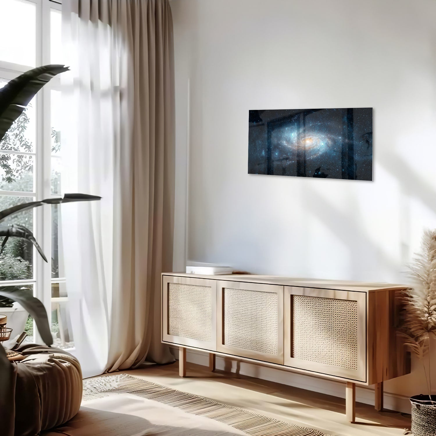 Glazen schilderij van een sterrenstelsel aan de muur in een moderne woonkamer.