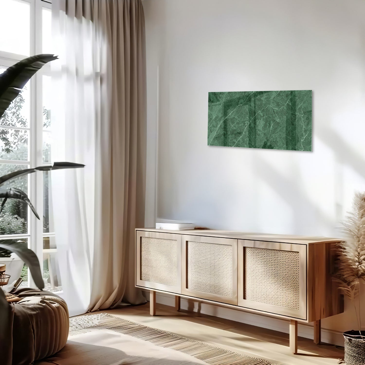 Groen glazen schilderij met marmerpatroon aan de muur.