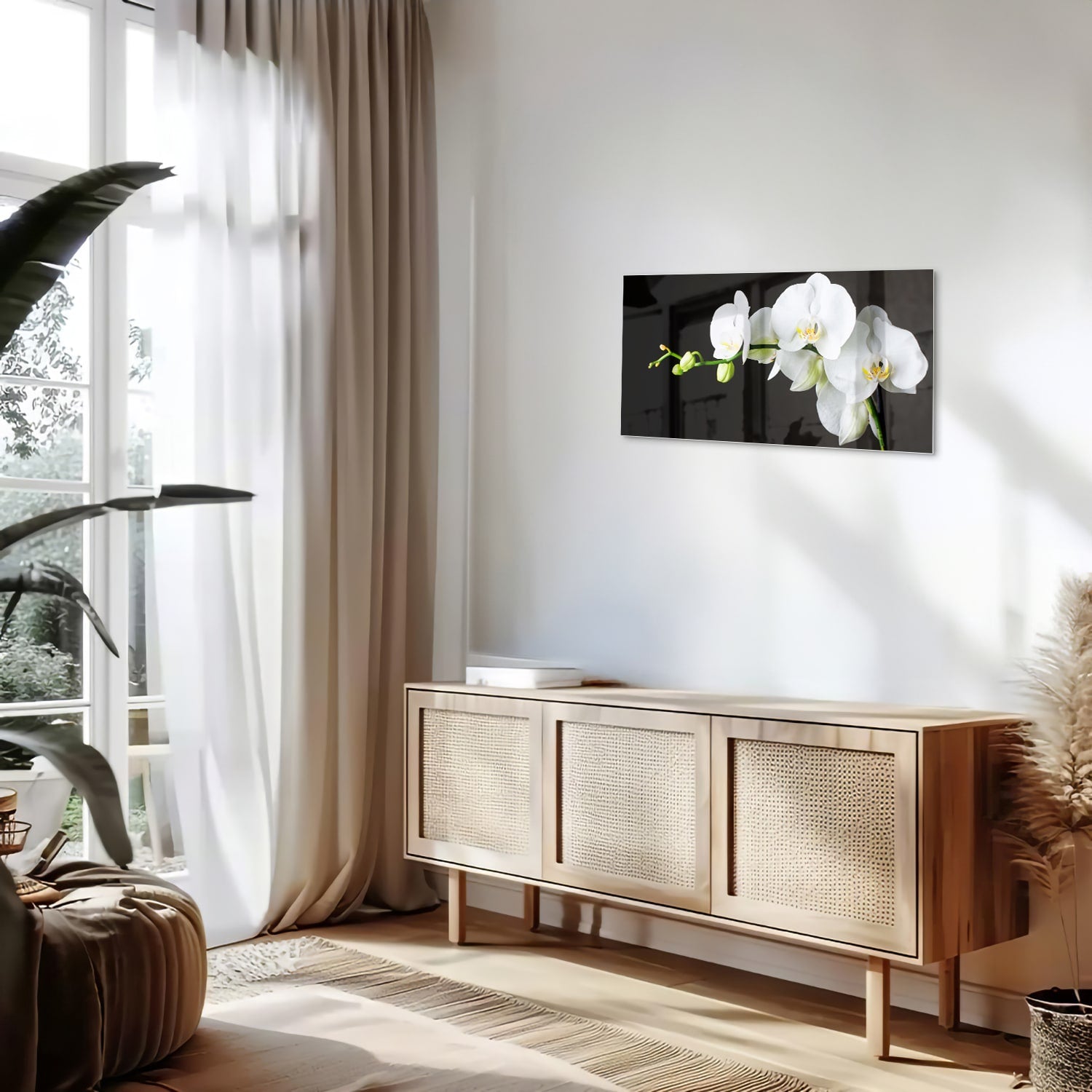 Glazen schilderij van witte orchideen op een zwarte achtergrond