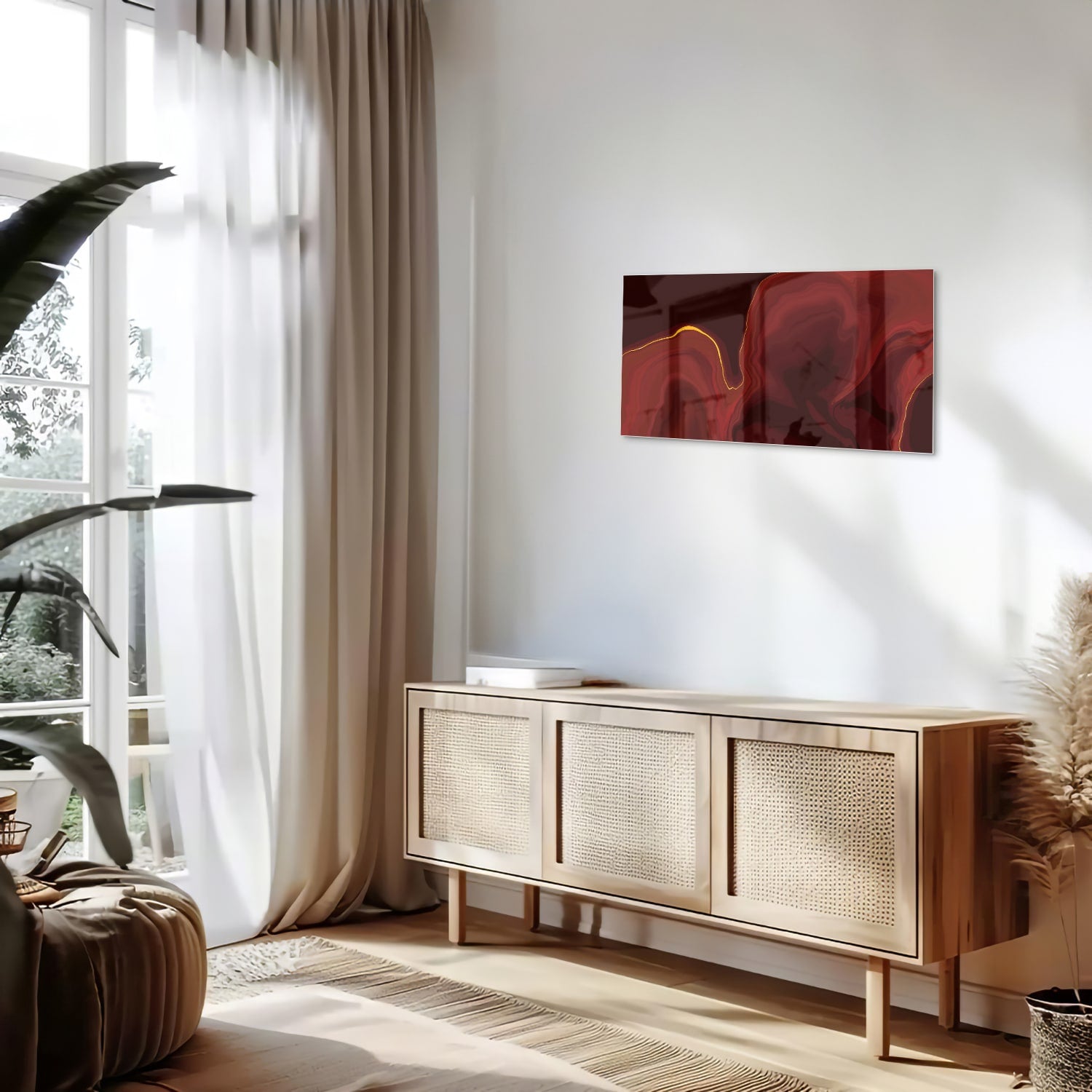 Abstract glazen schilderij met warme roodtinten aan de muur