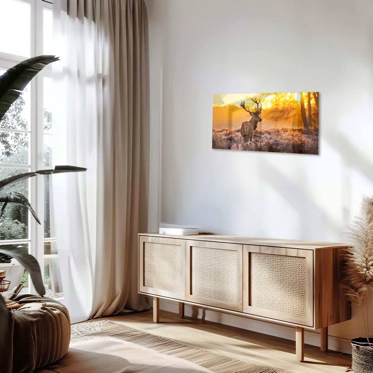 Glazen schilderij van een hert in de opkomende zon boven een veld