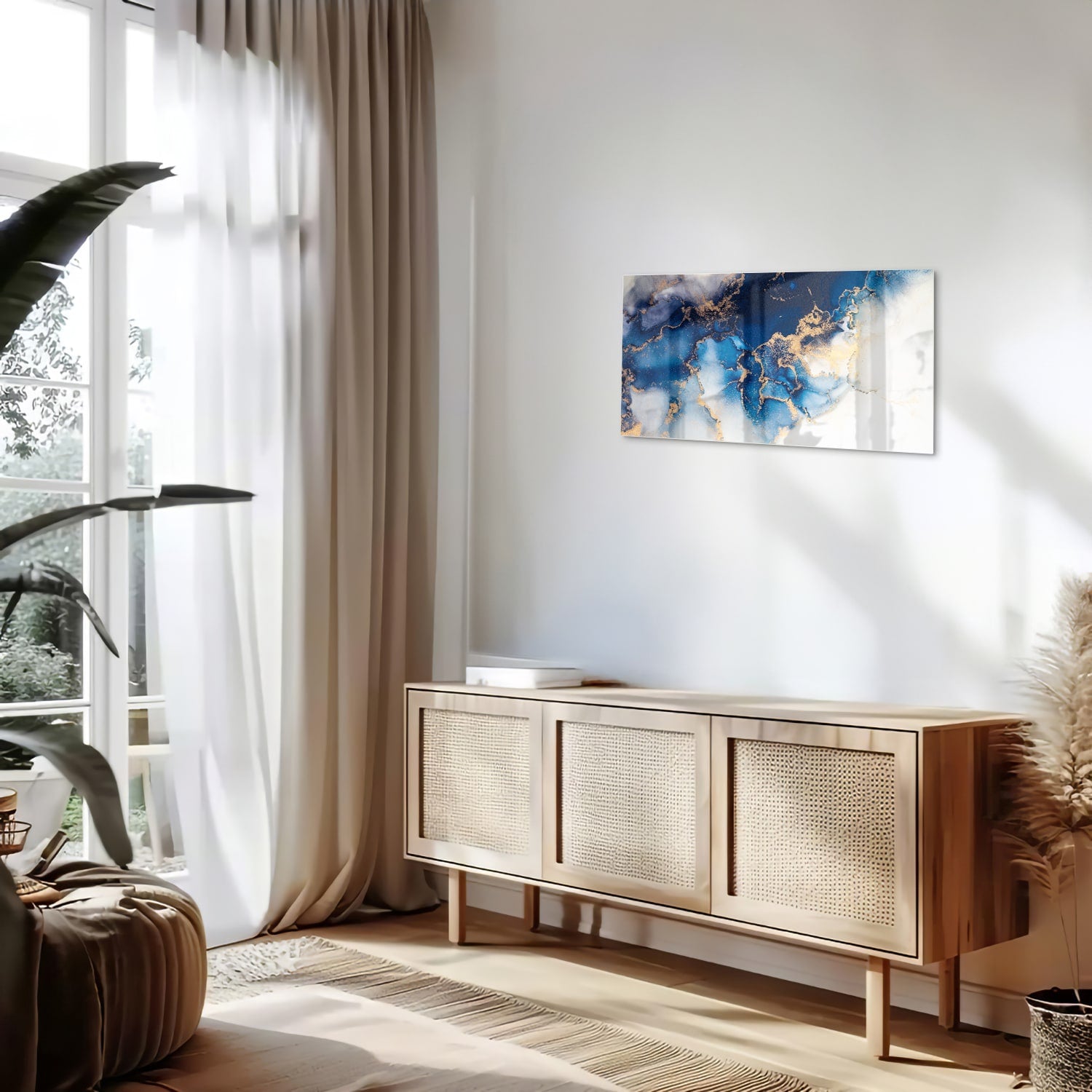 Prachtig glazen schilderij met blauwe en gouden patronen aan de muur.