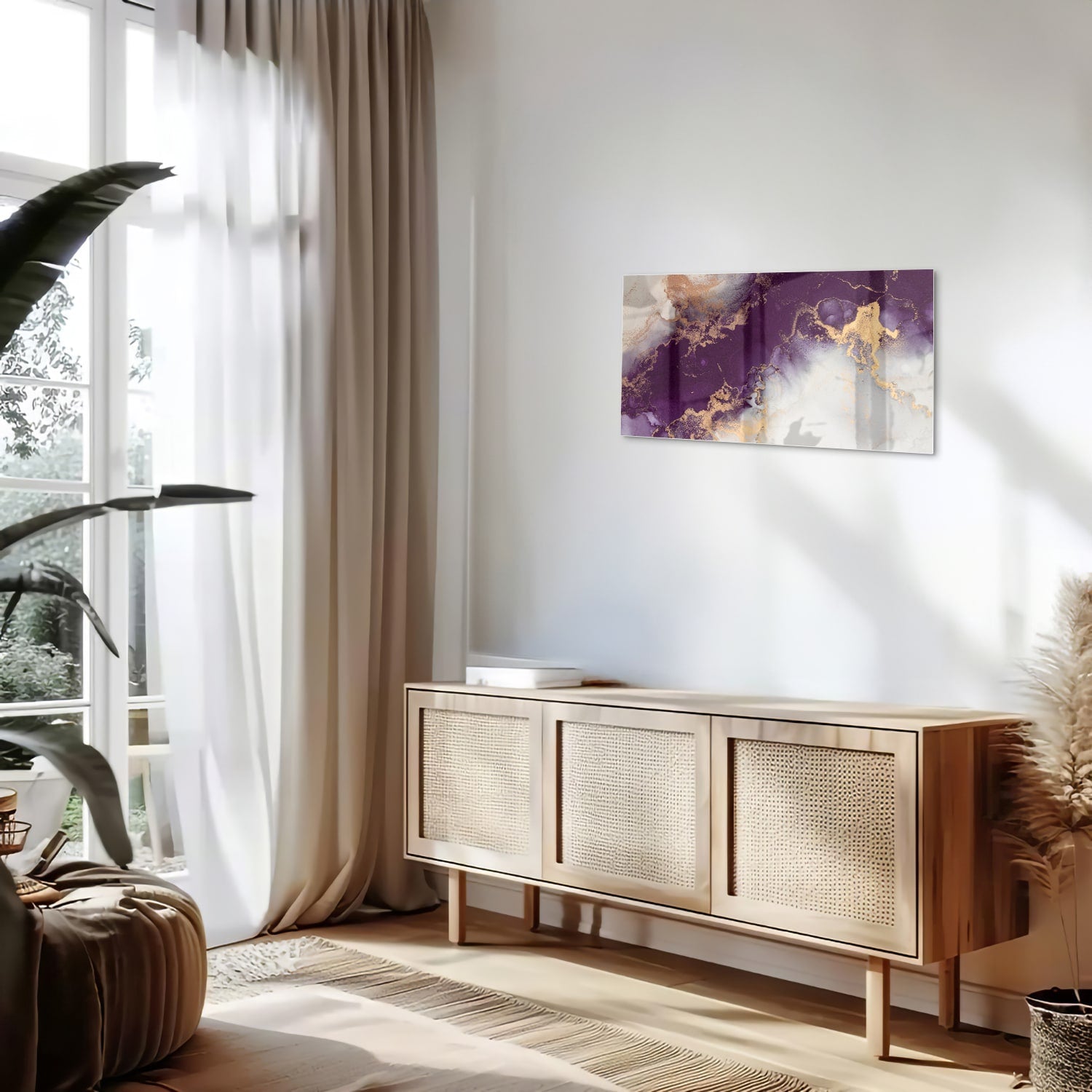 Een elegant paarse glazen schilderij met gouden accenten aan een muur in moderne woonkamer.