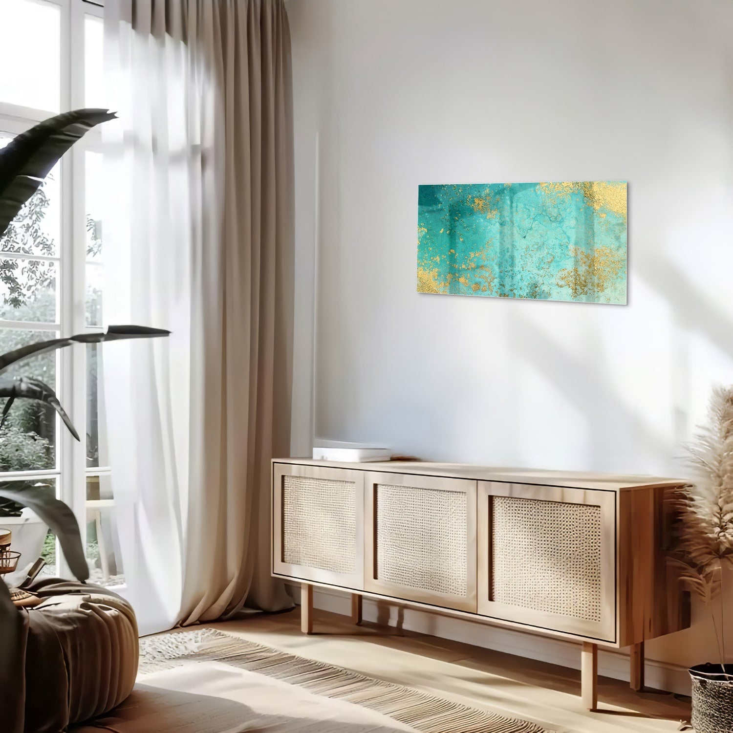 Glazen schilderij met turquoise en gouden accenten aan de muur