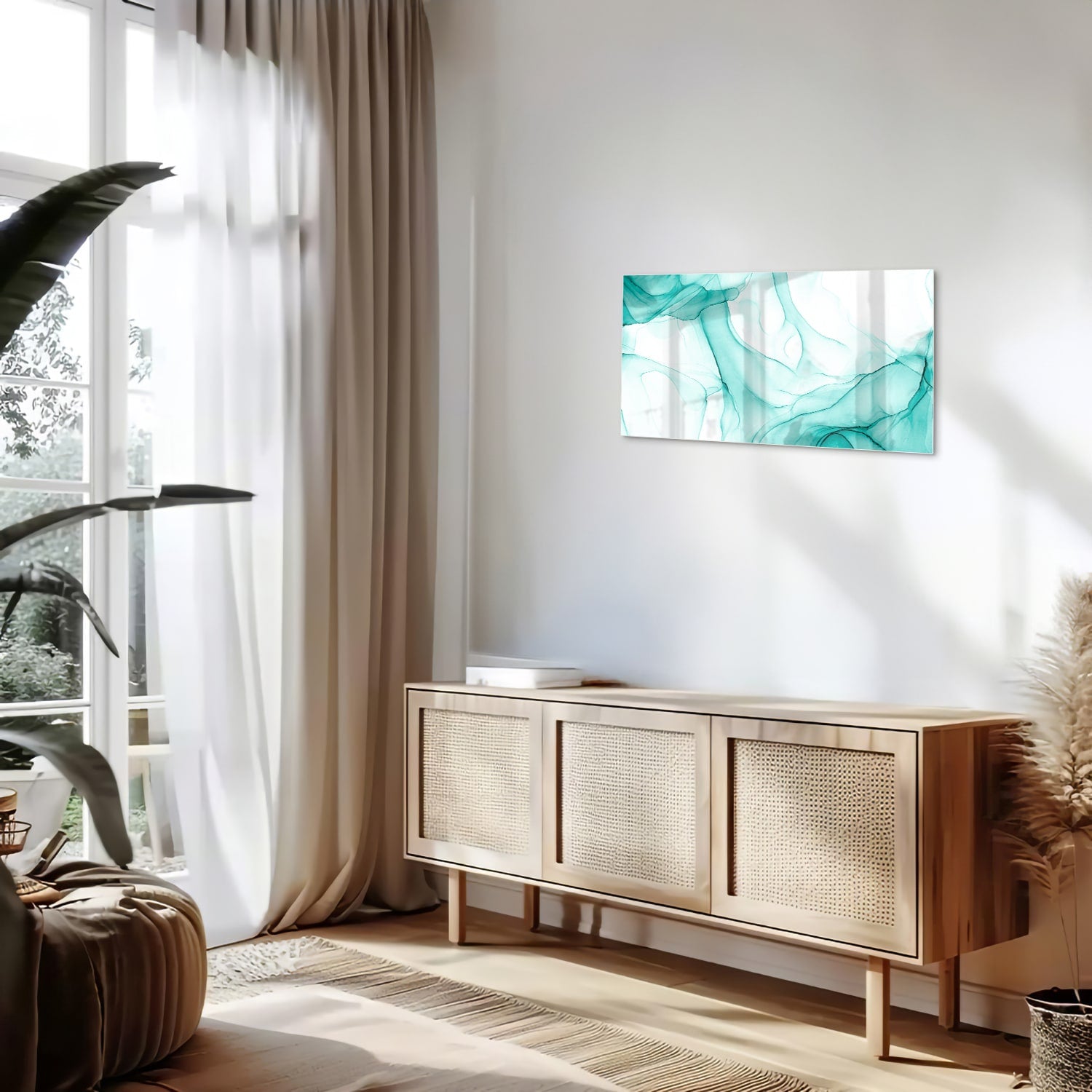 Lichtblauw abstract glazen schilderij aan de muur boven een houten meubel.