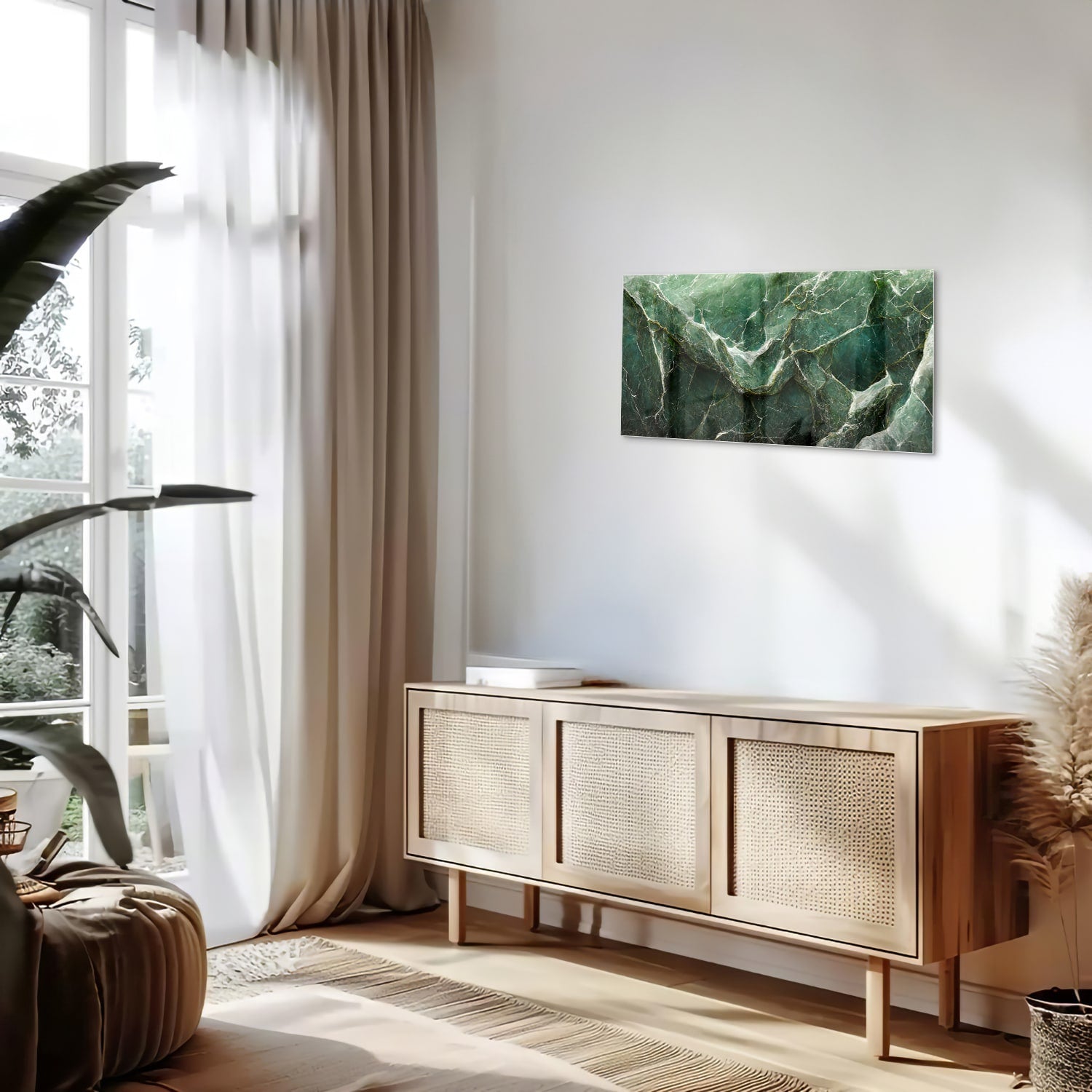 Glas schilderij met marmerpatroon in groene tinten, hangt aan de muur.