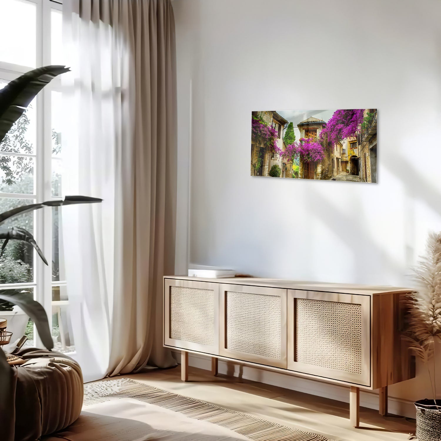 Glazen schilderij met een prachtig straatzicht en paarse bloesems in een helder interieur.