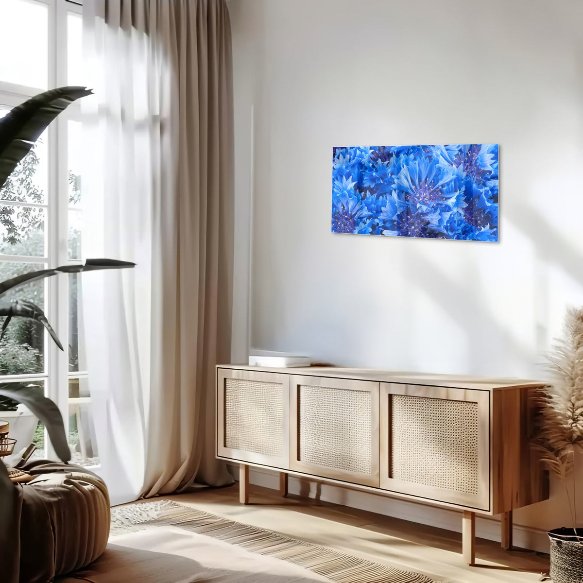 Glazen schilderij met een prachtig blauw bloemenmotief aan de muur
