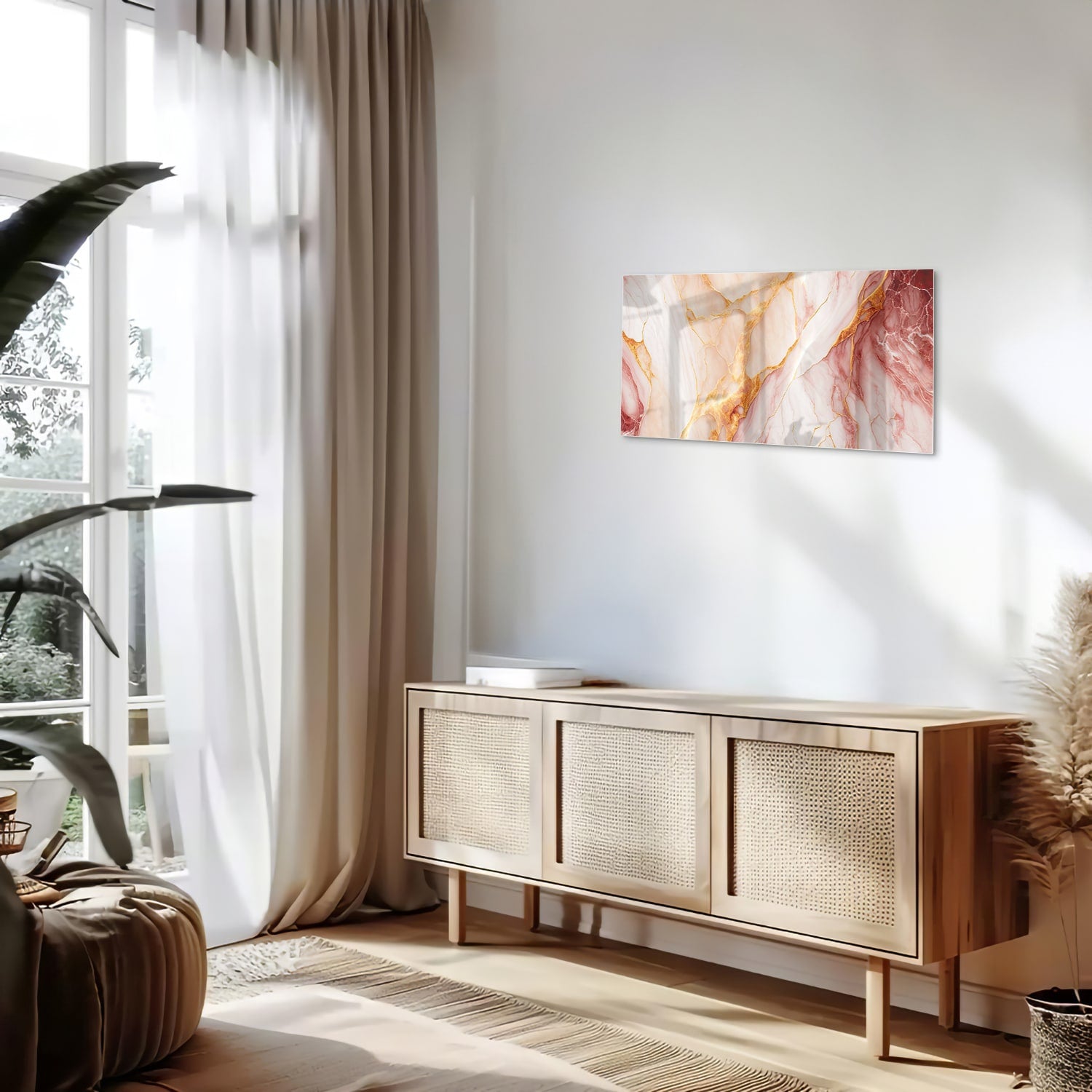 Elegante glazen schilderij met rozen en gouden tinten aan de muur.