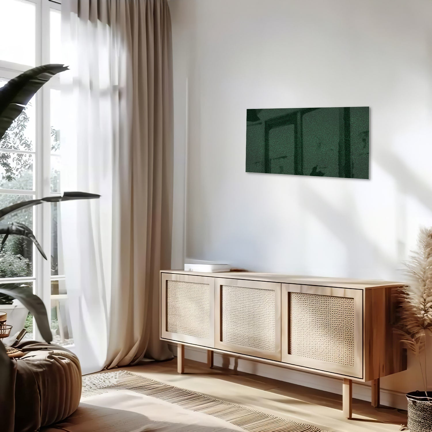 Een groen glazen schilderij aan de muur in een lichte woonkamer