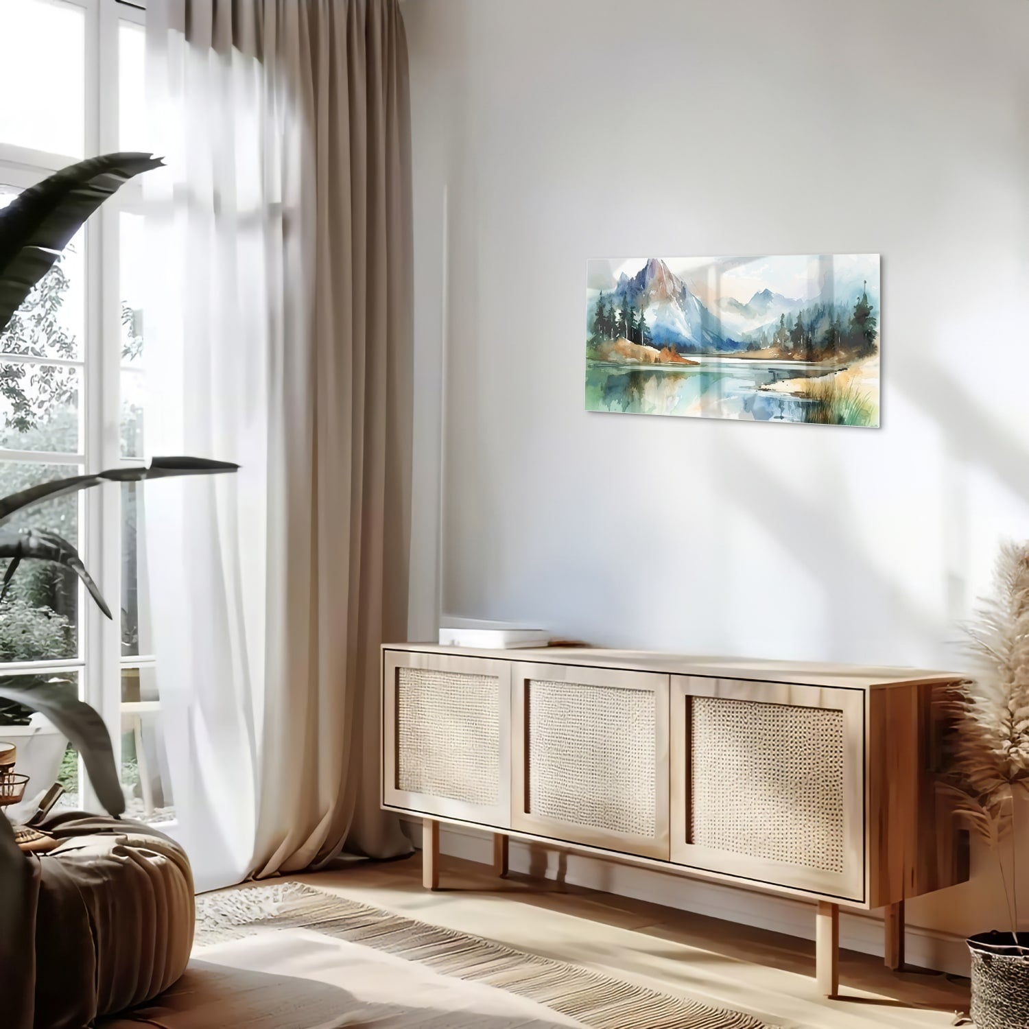 Glazen schilderij met een landschap van bergen en een meer in waterverfstijl.
