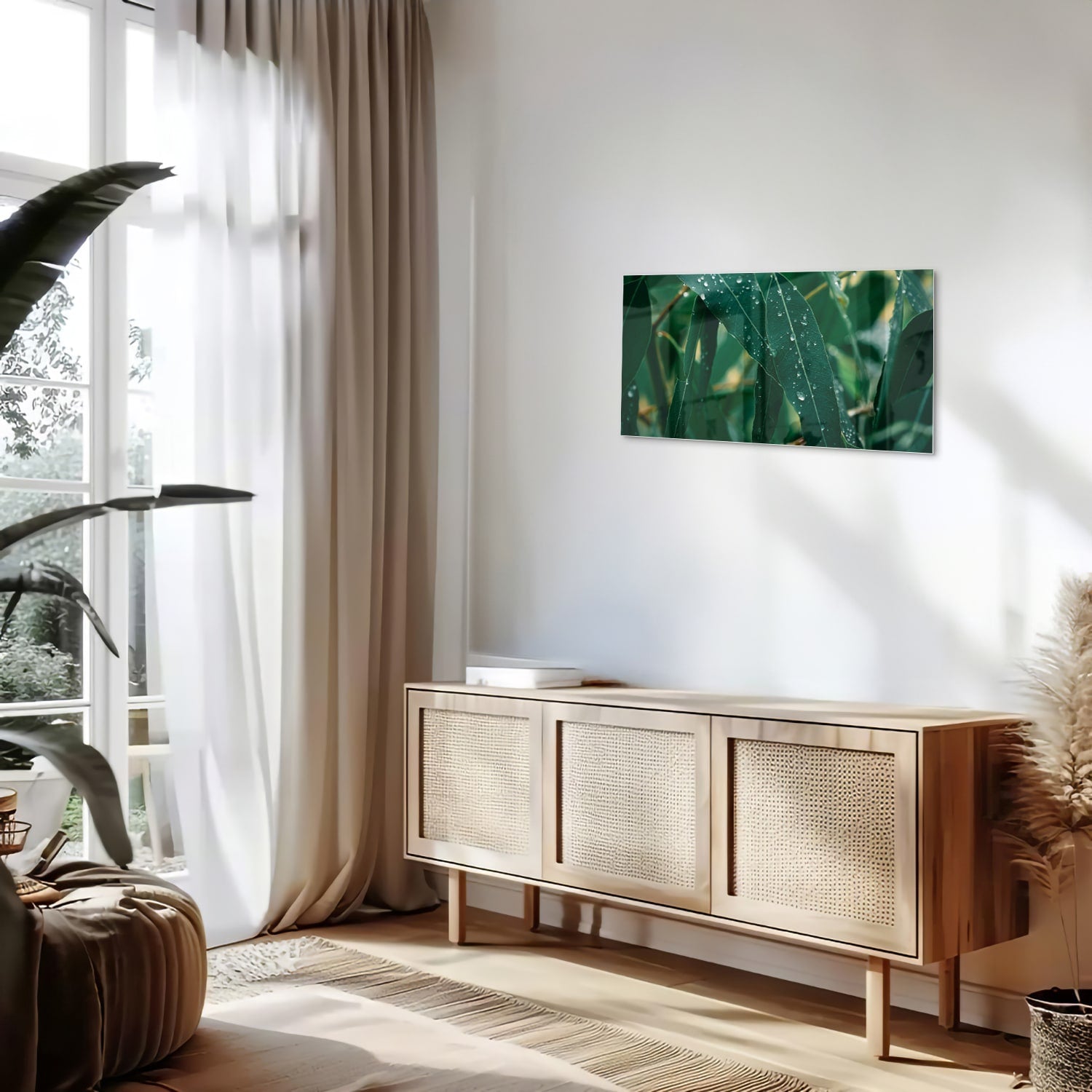 Glas schilderij van groene bladeren met dauwdruppels in een interieur