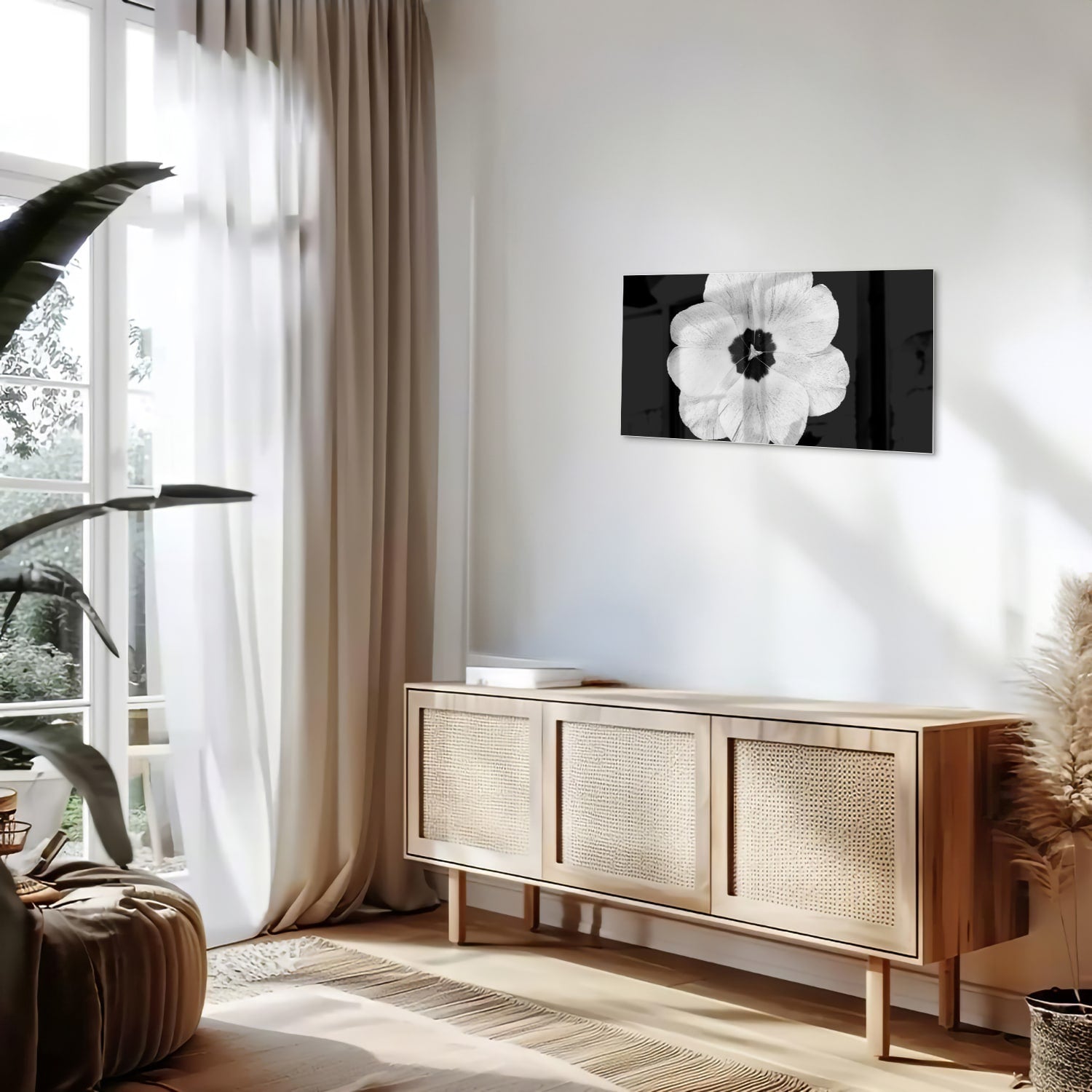 Een glazen schilderij met een witte bloem op een zwarte achtergrond, hangend aan de muur.