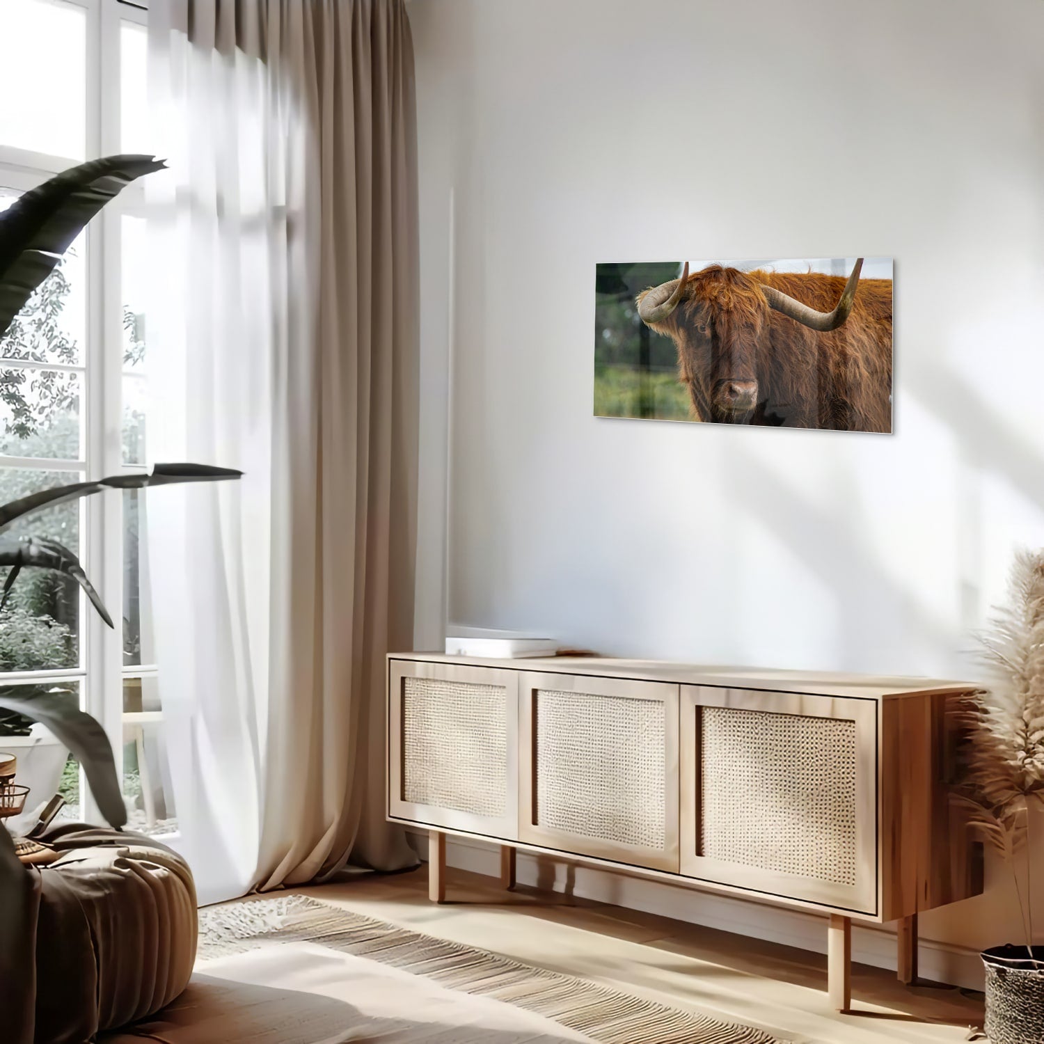 Glas schilderij van een Schotse Hooglander in een moderne woonkamer