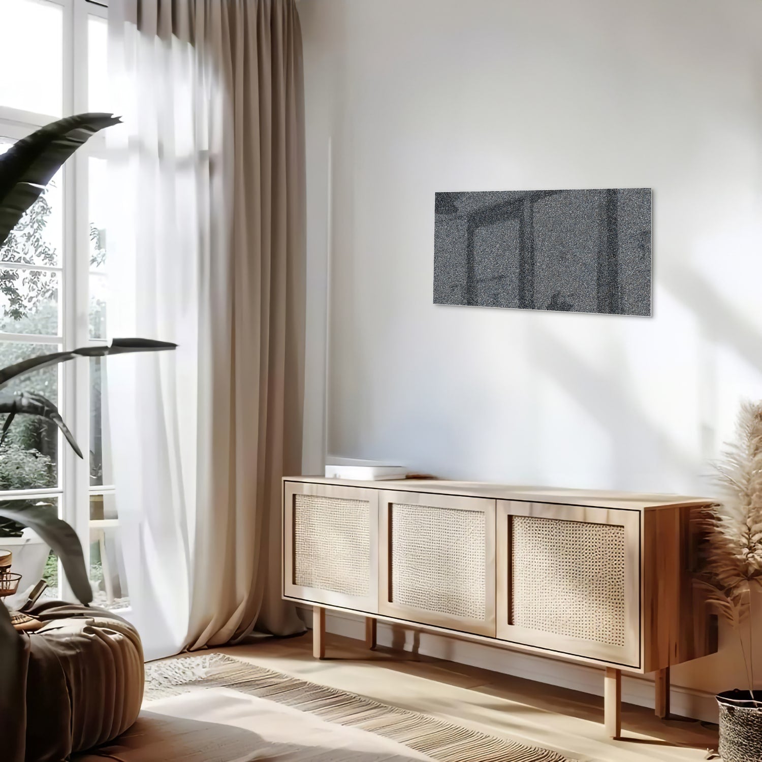 Minimalistisch glazen schilderij aan de muur in een lichte woonkamer