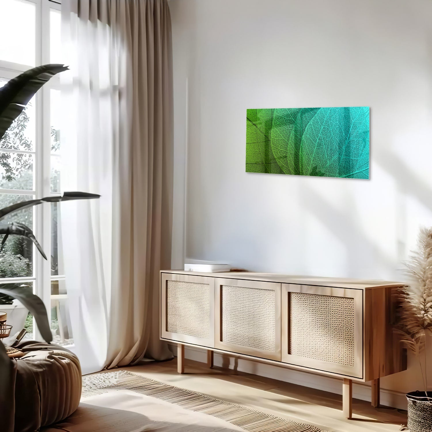 Glas schilderij met de structuur van groene bladeren aan een muur.
