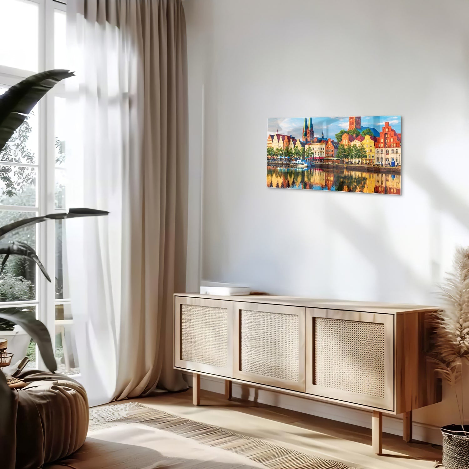 Kleurrijk glazen schilderij van een stadszicht met reflecties in het water