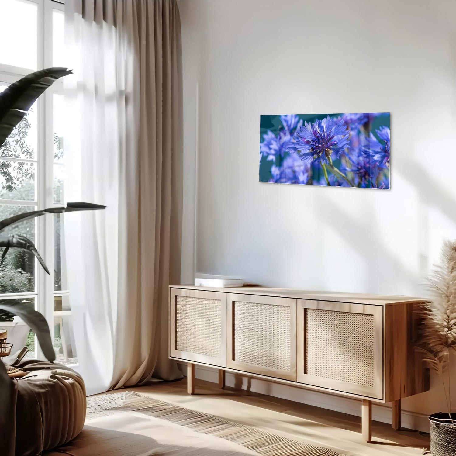 Een glazen schilderij met paarse bloemen op een witte muur, in een sfeervolle woonkamer.