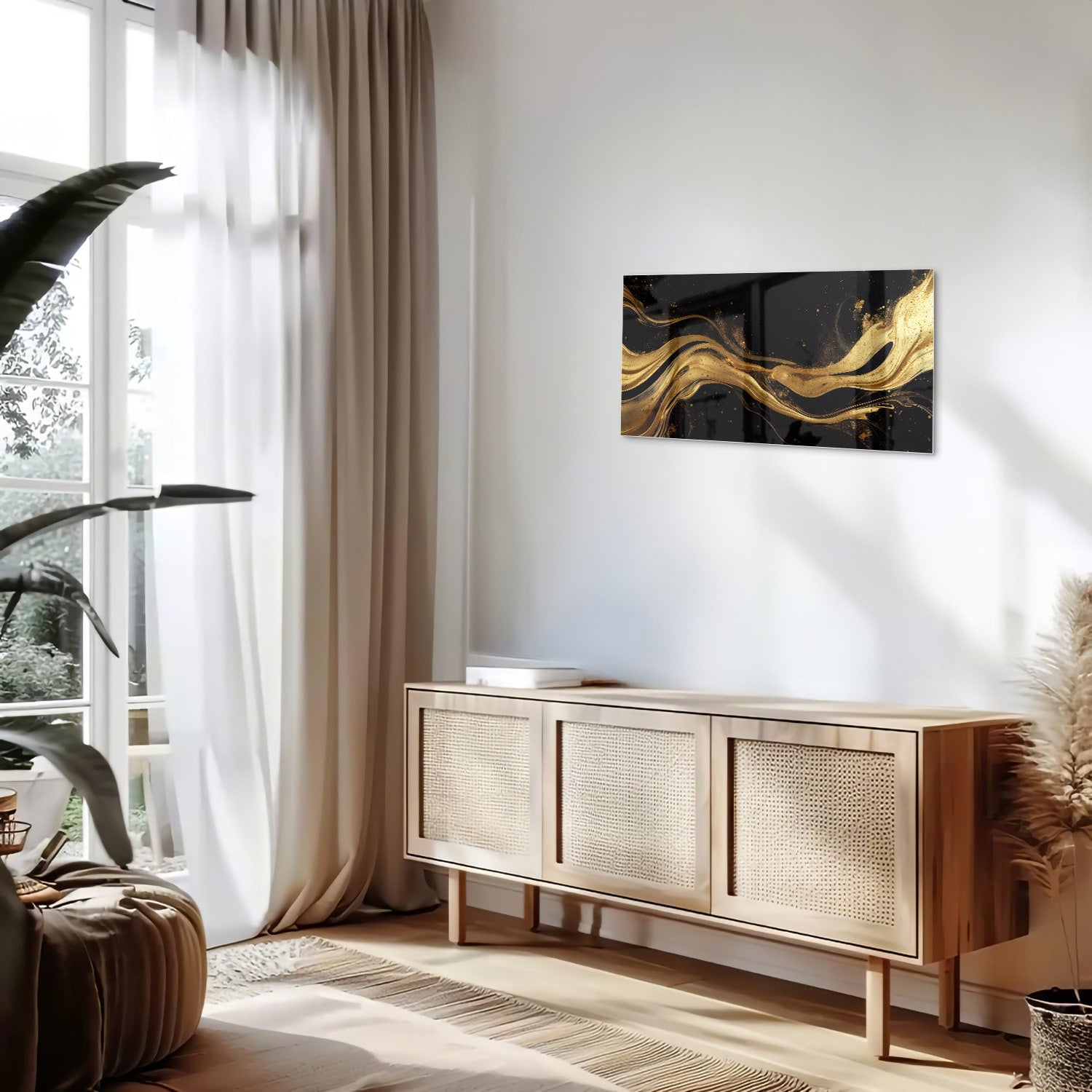 Glazen schilderij met gouden lijnen op een zwarte achtergrond, geschikt voor moderne interieurs.