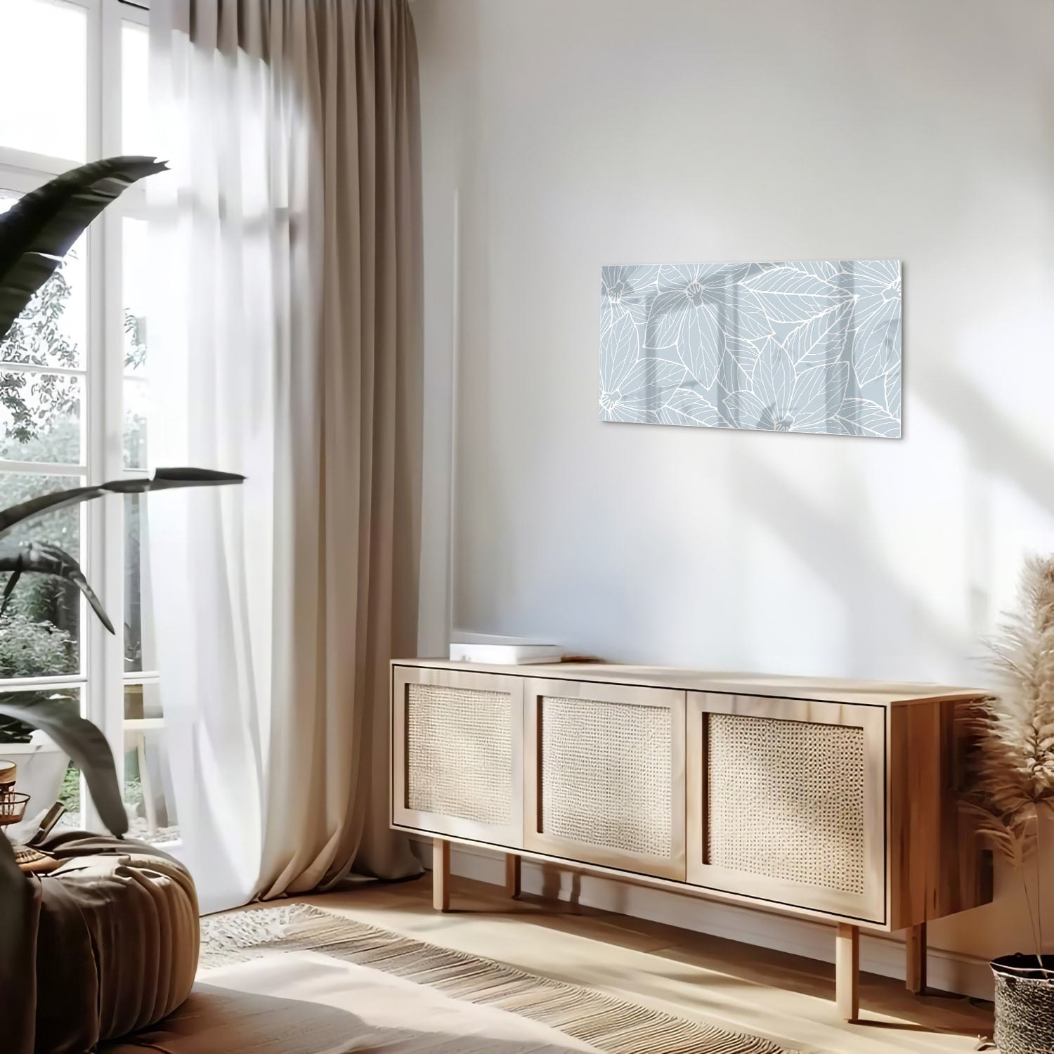 Glazen schilderij met botanische motieven aan de muur in een moderne woonkamer.