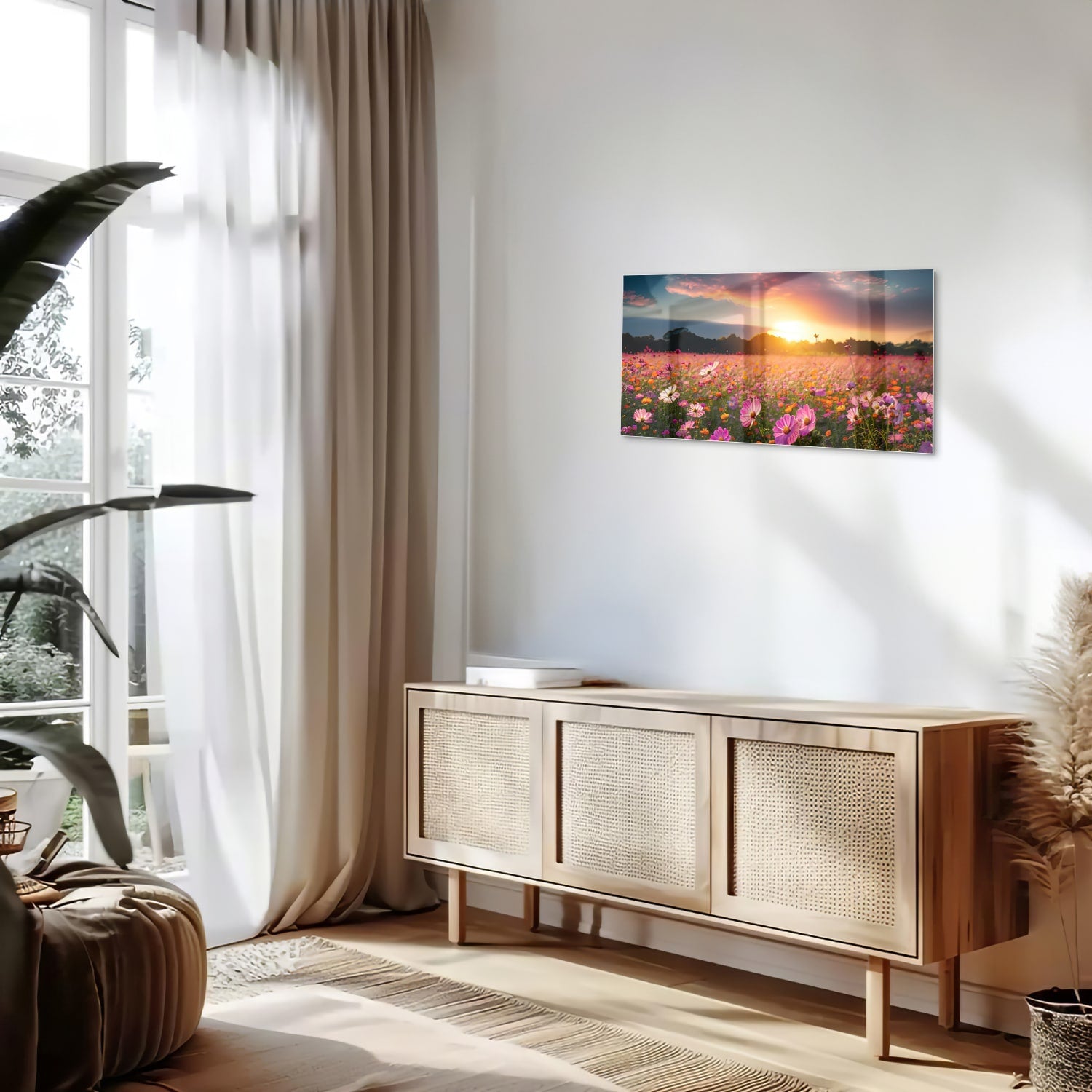 Glazen schilderij van een zonsondergang boven een kleurrijk bloemenveld.