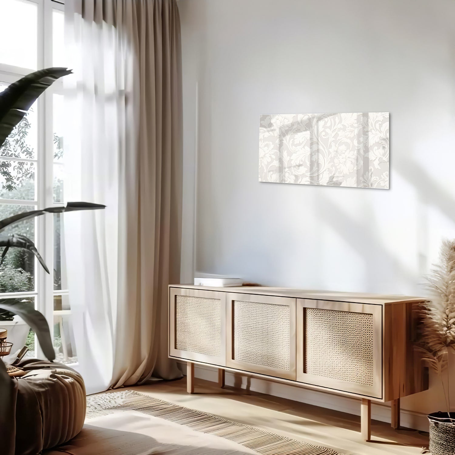 Glazen schilderij met subtiel bloemmotief aan de muur in een lichte woonkamer