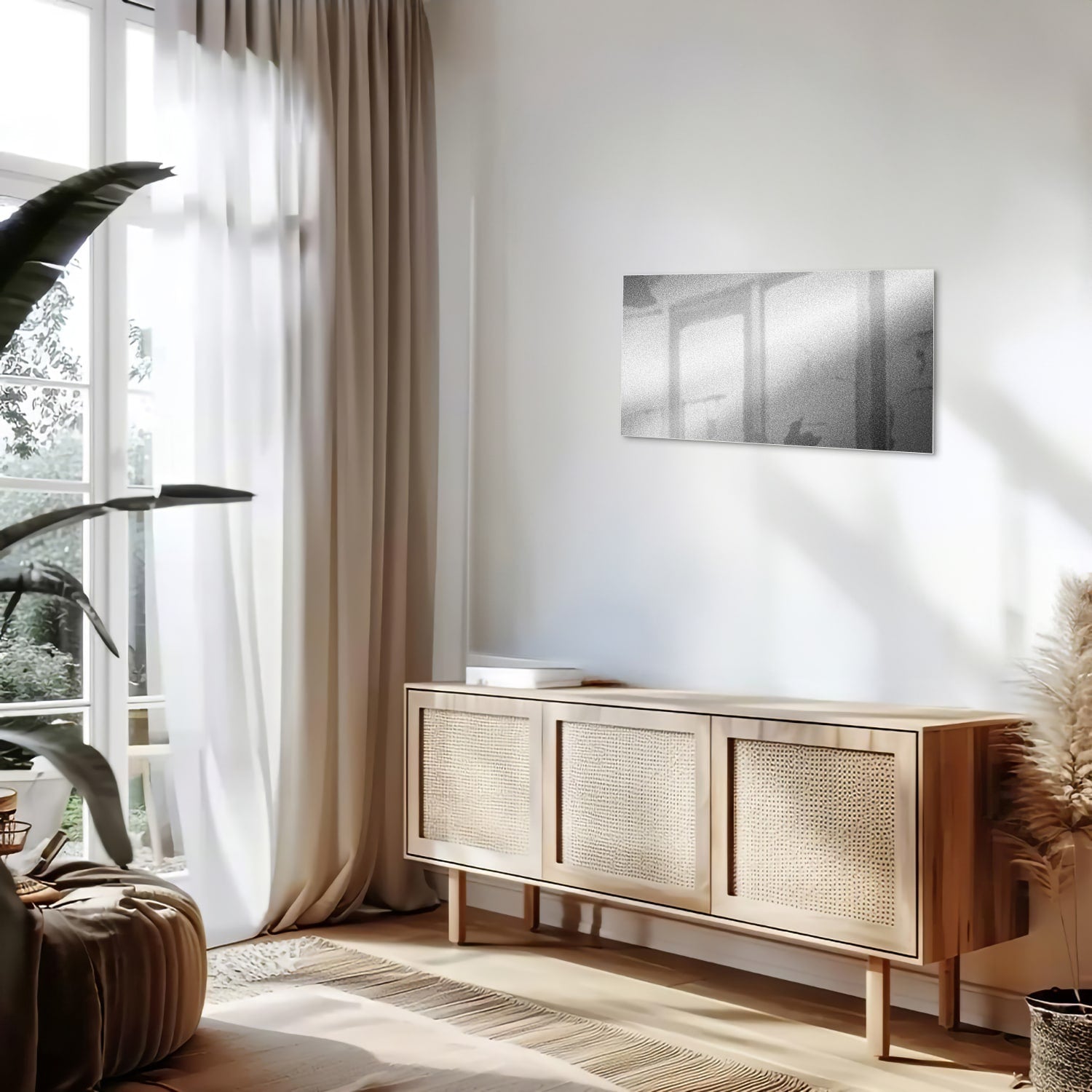 Minimalistisch glazen schilderij met reflecties in een sfeervolle kamer