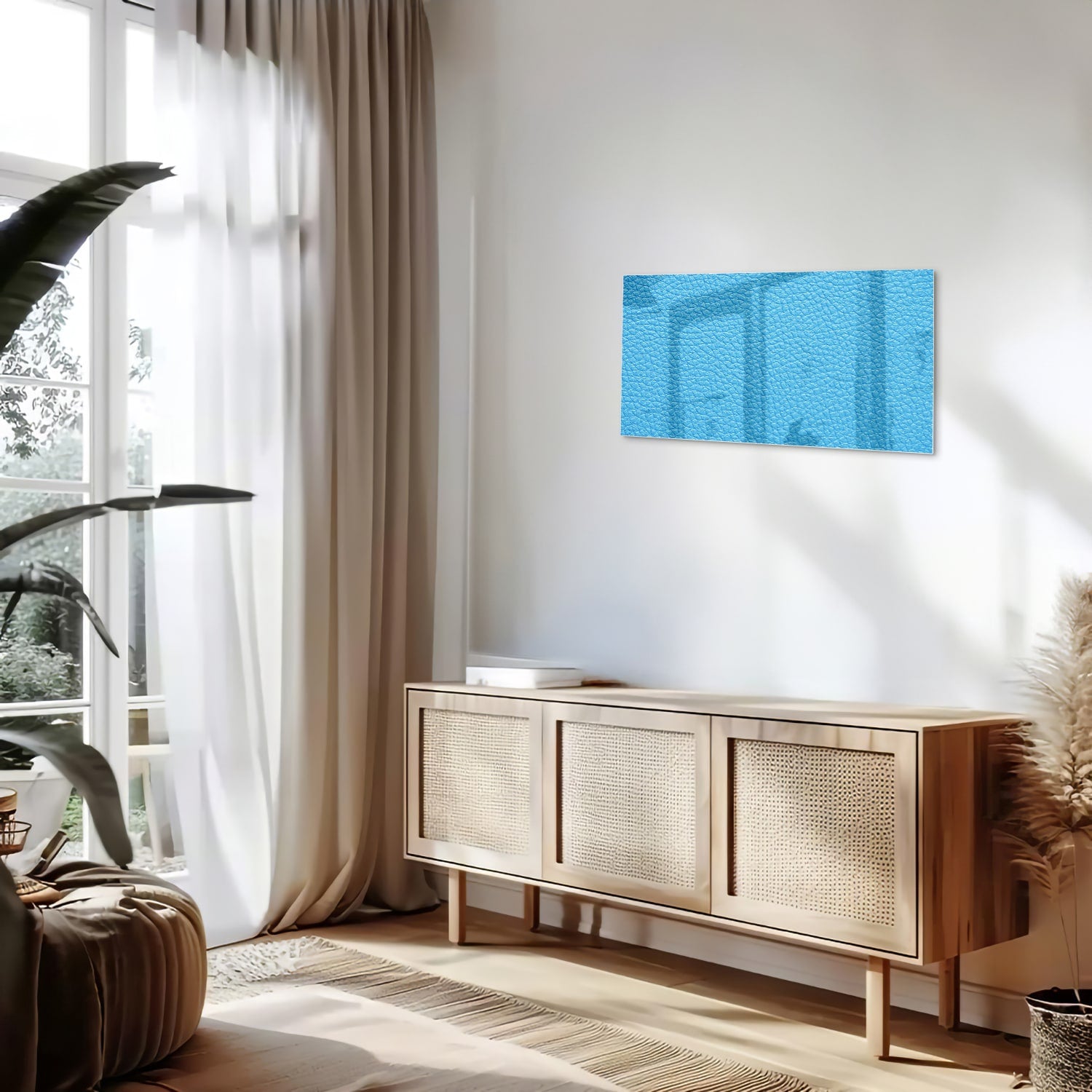 Blauw glazen schilderij met unieke textuur aan de muur in een moderne woonkamer