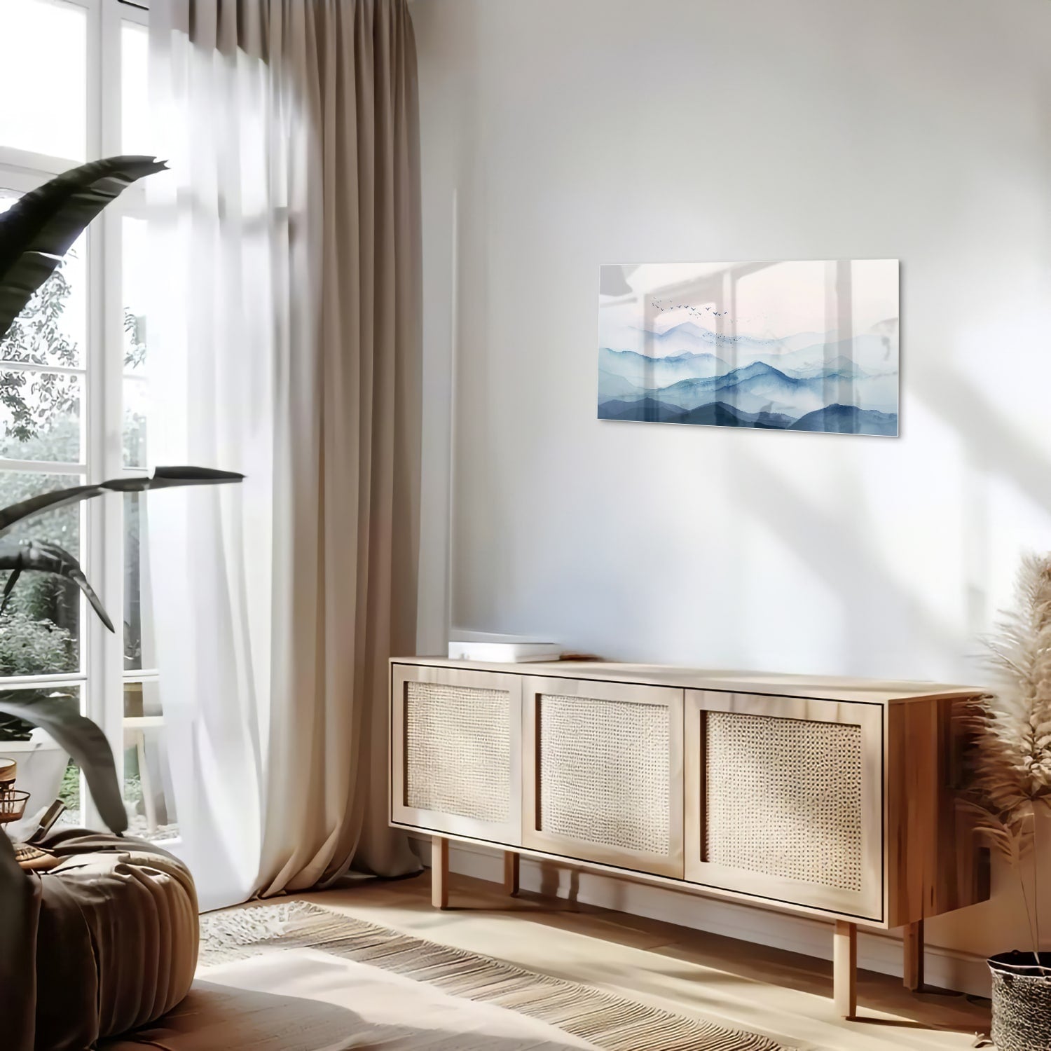 Glazen schilderij met blauwe bergen en pastelhemel, ideaal voor wanddecoratie.