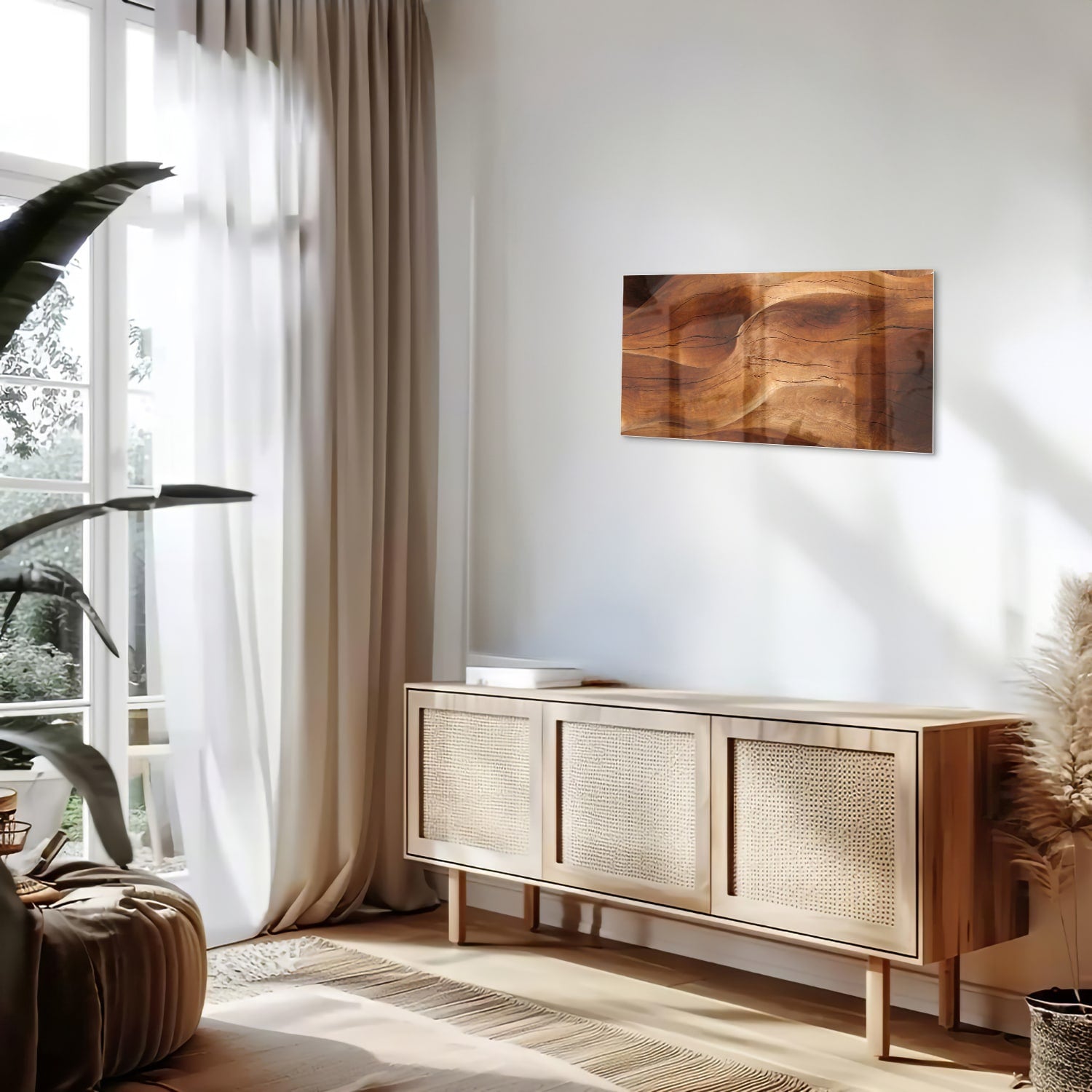 Abstract glazen schilderij met warme houttinten boven een moderne kast in een lichte woonkamer.
