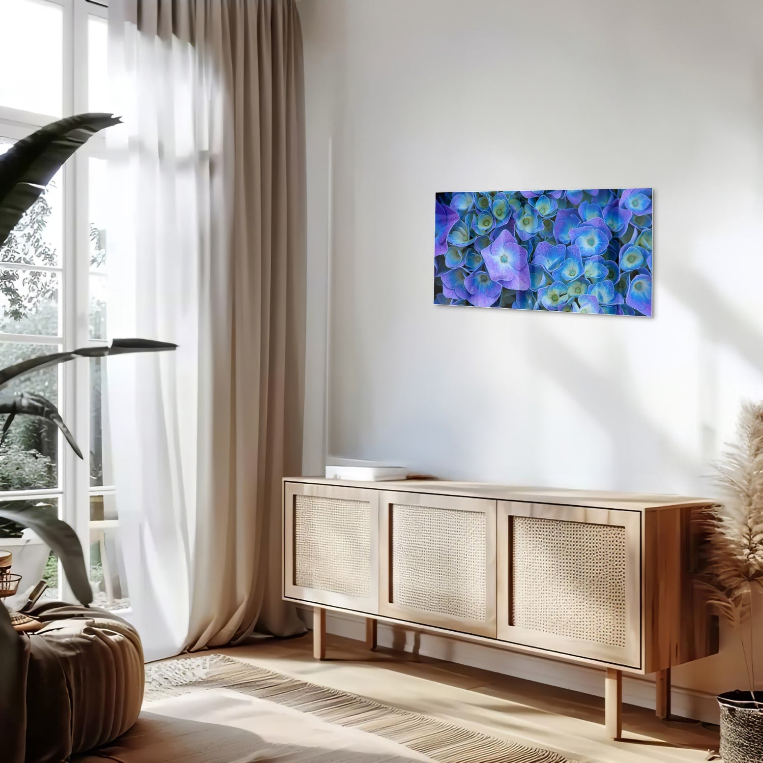 Glas schilderij met mooie blauwe bloemen aan de muur