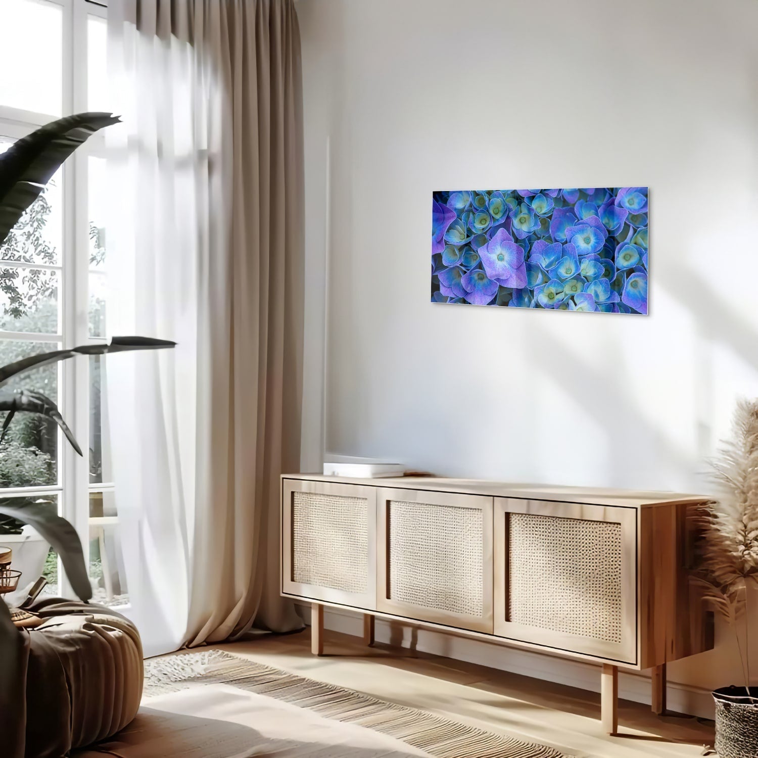 Glas schilderij met mooie blauwe bloemen aan de muur