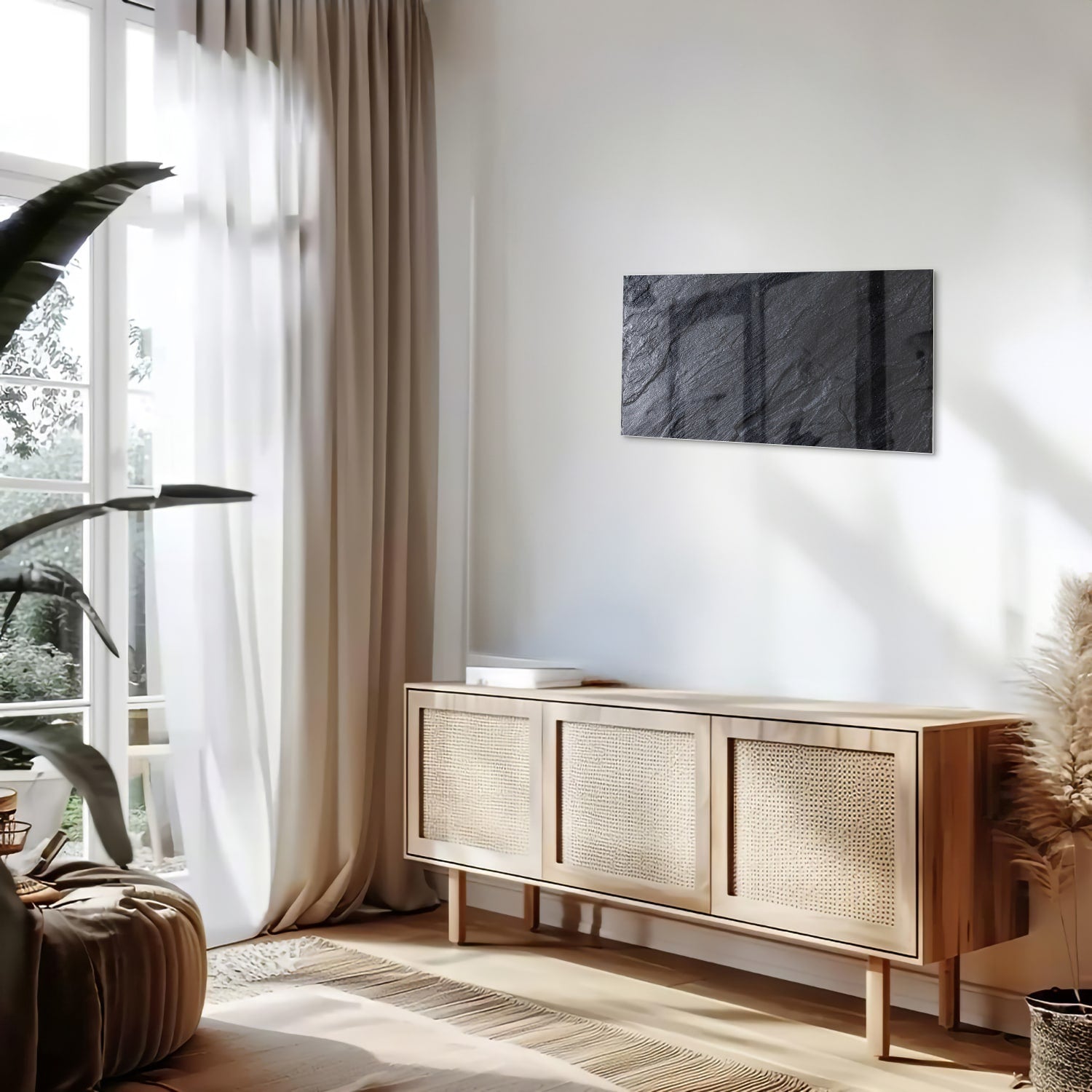 Modern glazen schilderij met abstracte zwart-witte textuur aan de muur.