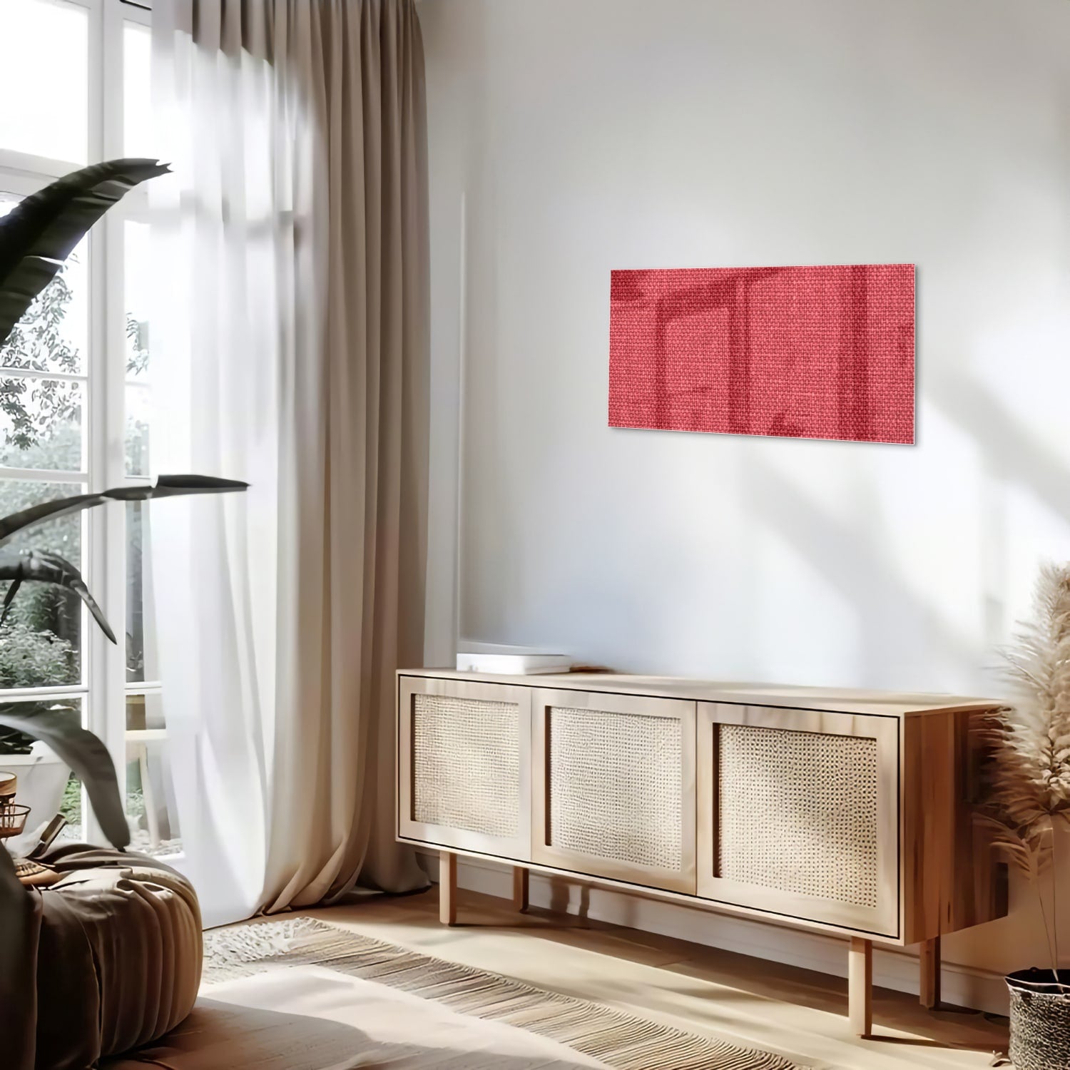 Modern glazen schilderij in helder rood aan de muur boven een licht houten kast.