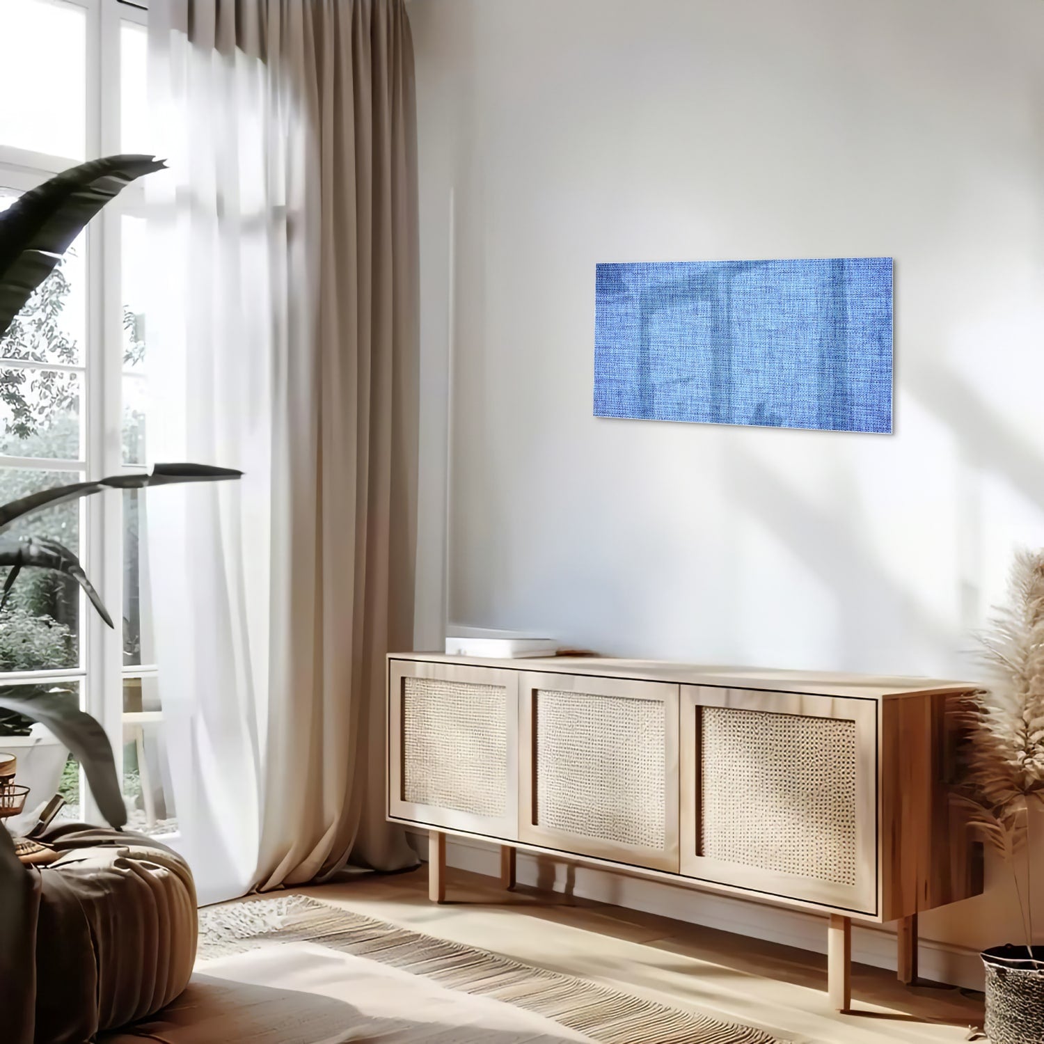 Blauw glazen schilderij aan de muur in een moderne woonkamer