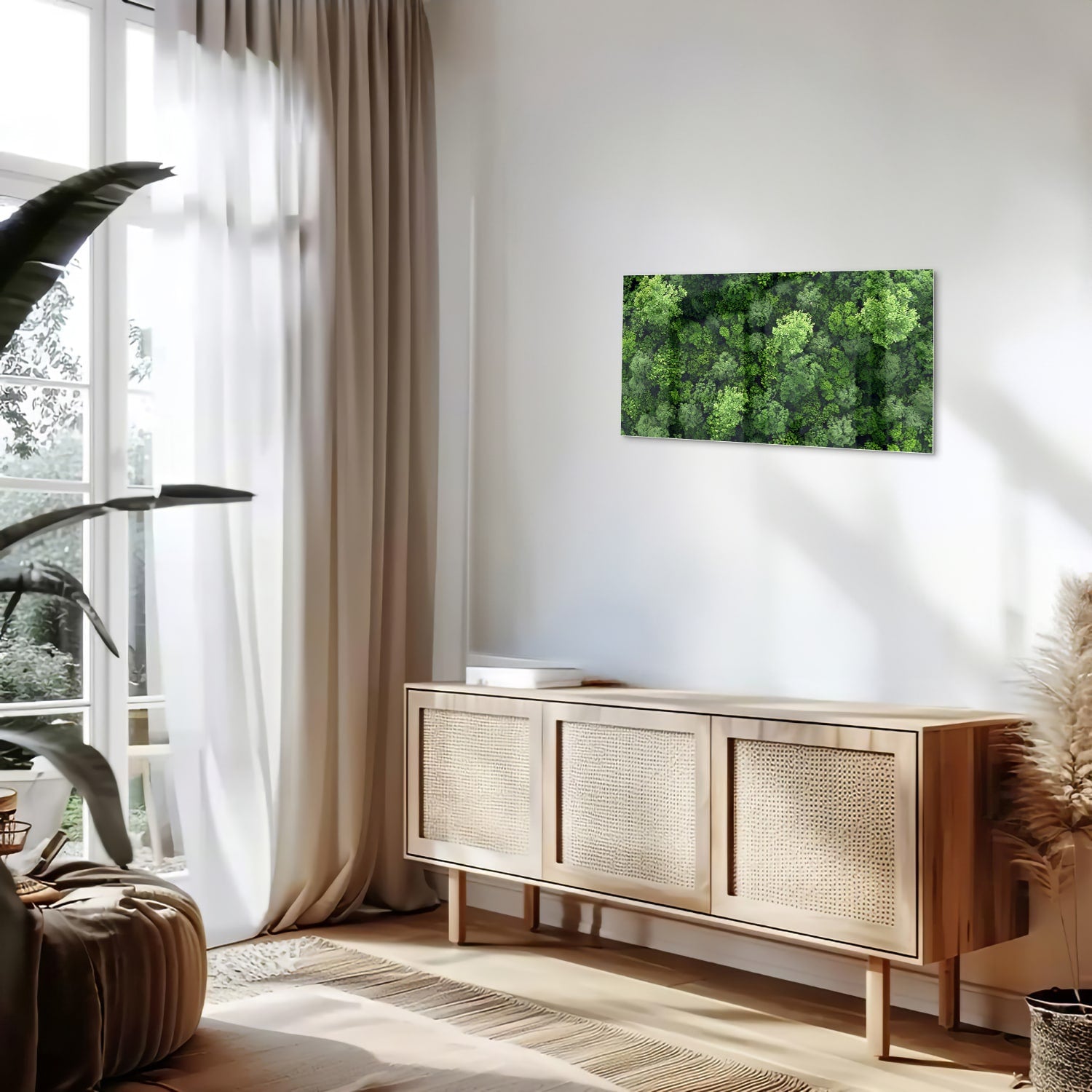 Luchtfoto van een weelderig groen bos op een muur in een moderne kamer.