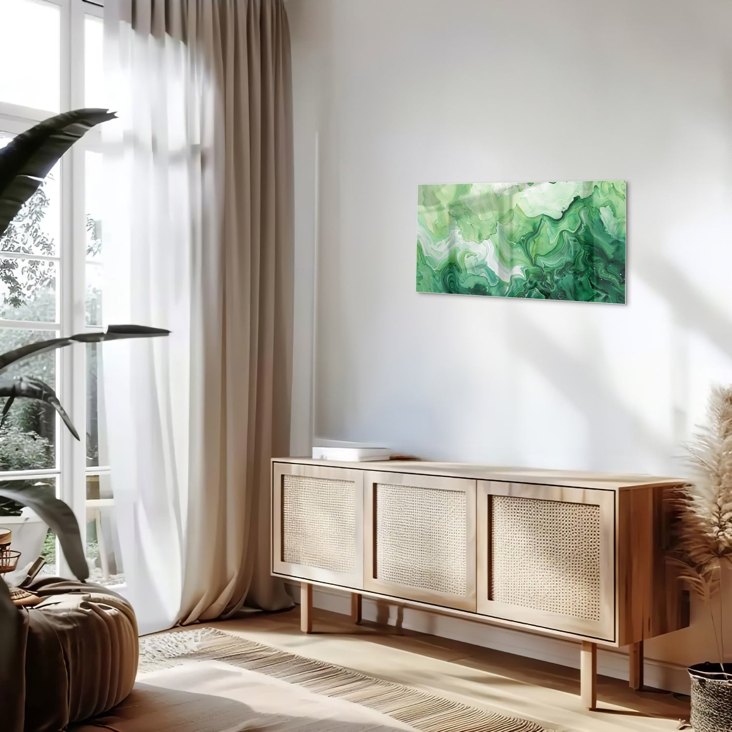 Een groen marmeren glazen schilderij dat hangt boven een kast in een moderne woonkamer.