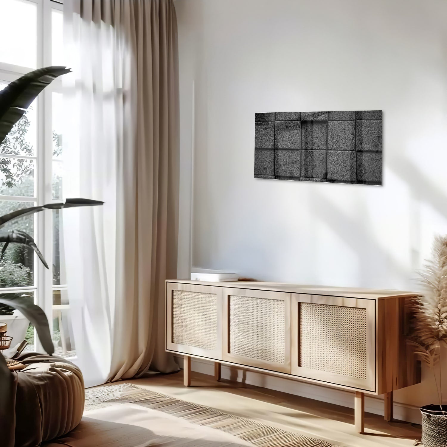 Abstract donker glazen schilderij aan een witte muur in een moderne woonkamer