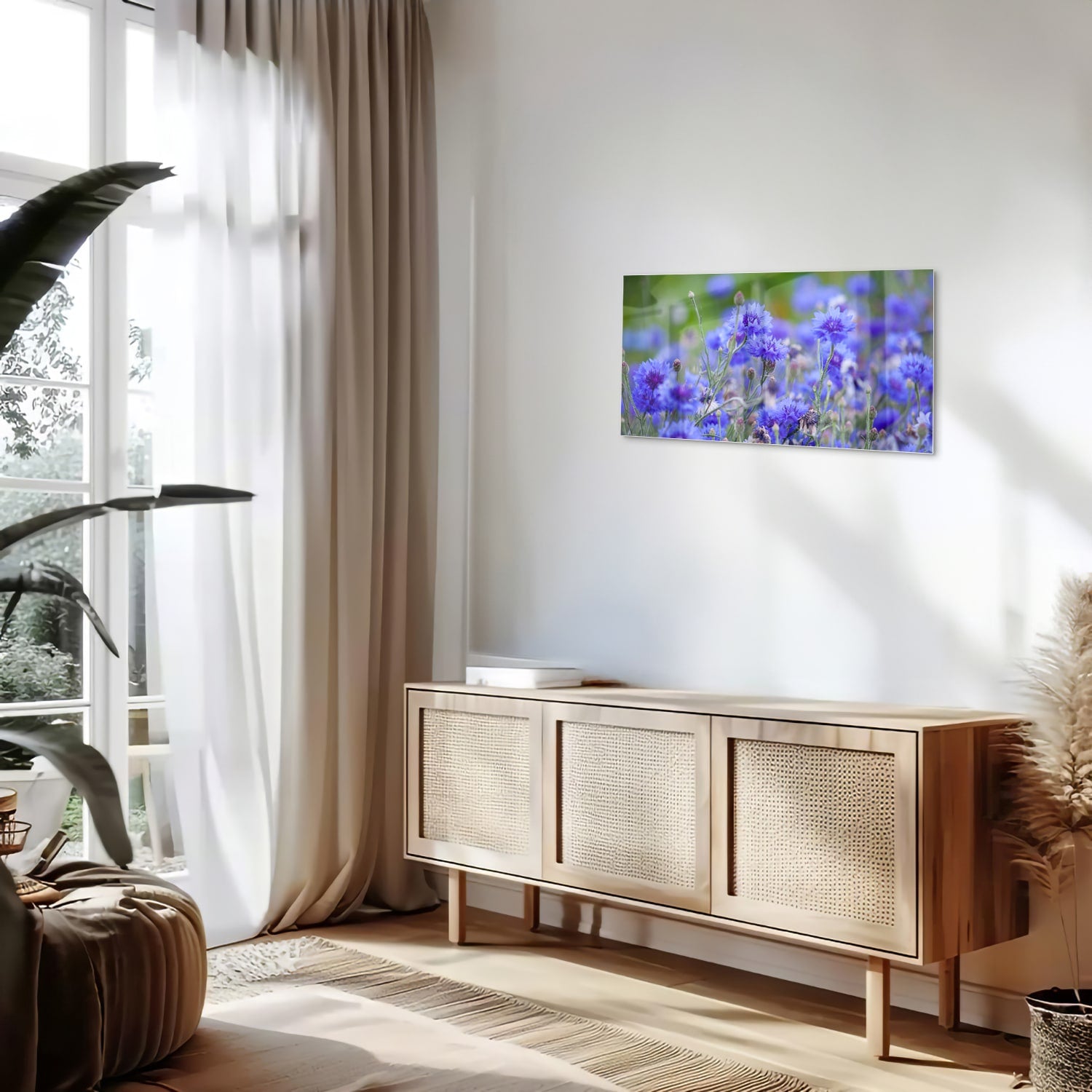 Glazen schilderij met paarse bloemen aan de muur in een lichte woonkamer.