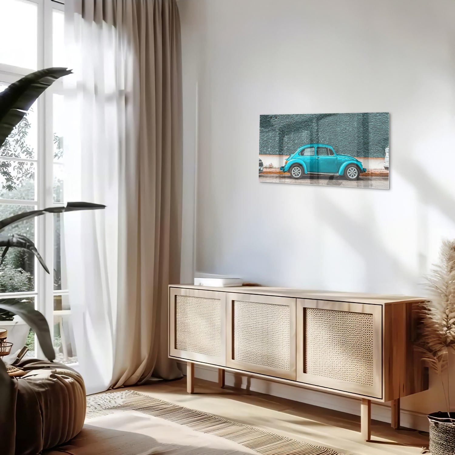 Glazen schilderij van een turquoise auto aan de muur in een moderne woonkamer.