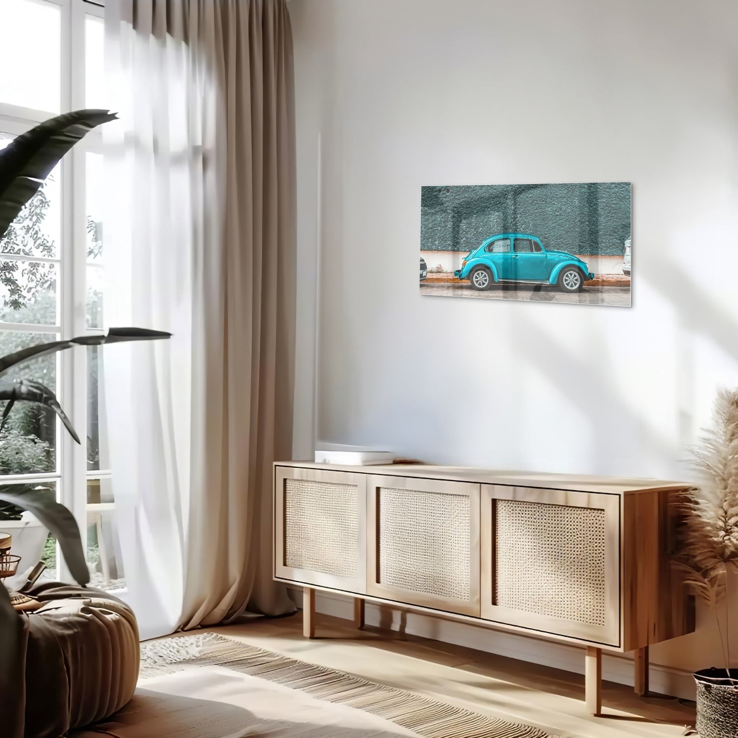Glazen schilderij van een turquoise auto aan de muur in een moderne woonkamer.