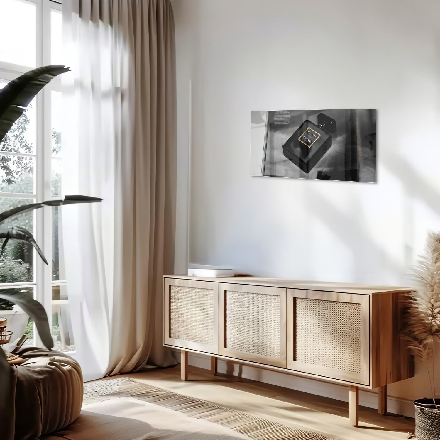Glazen schilderij van een parfumfles in een modern interieur