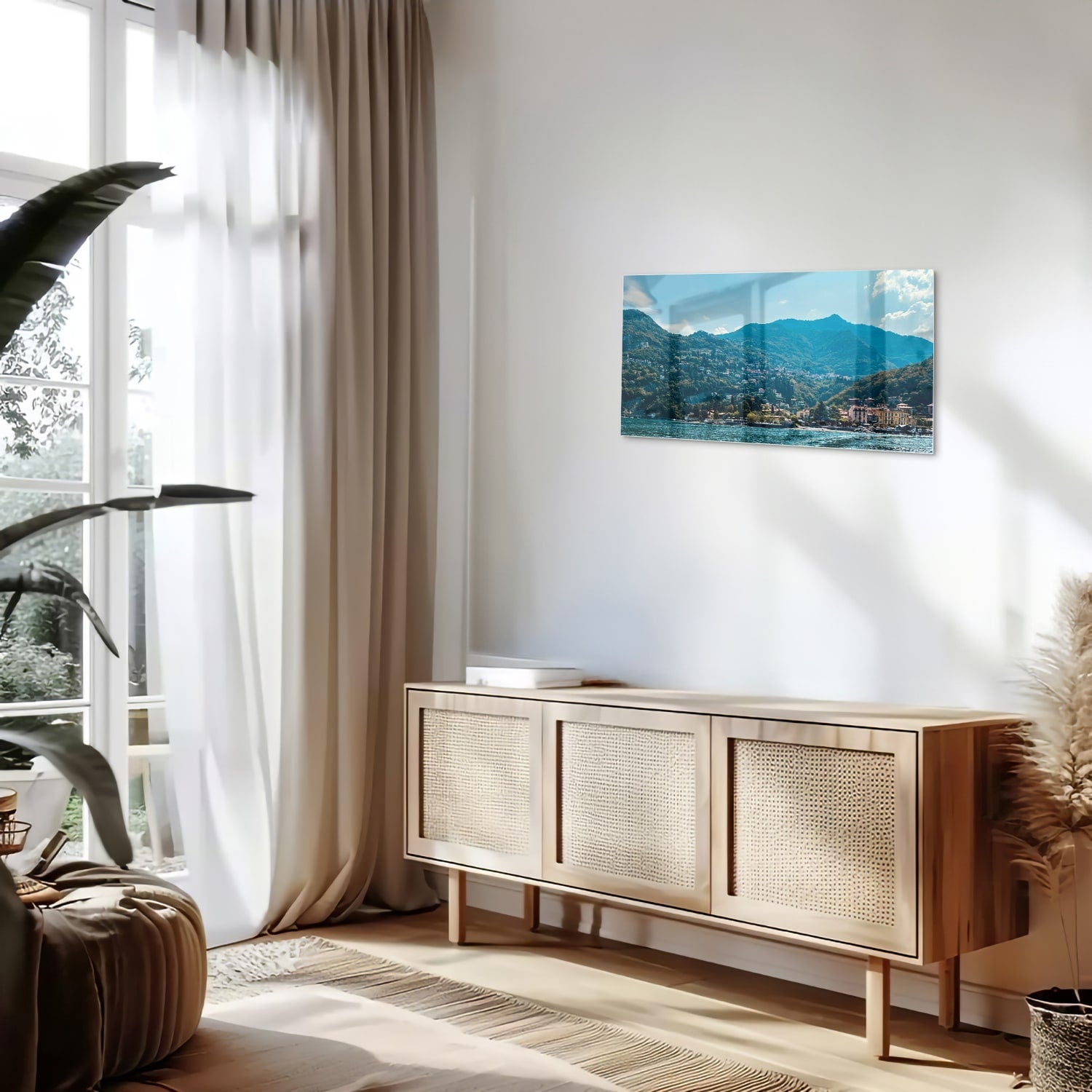 Glazen schilderij met uitzicht op blauwe waterkant en bergen